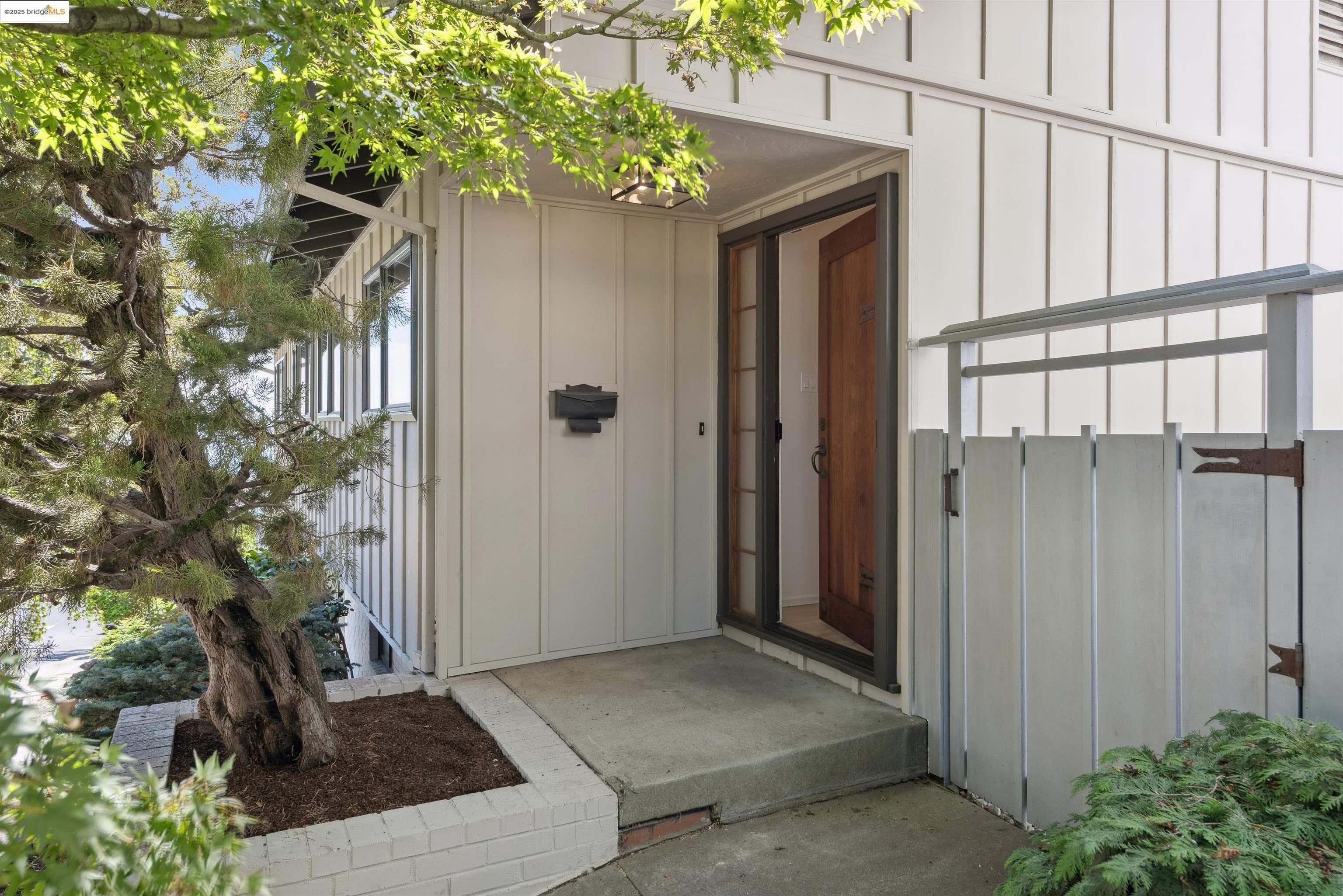 Detail Gallery Image 2 of 37 For 215 Crestmont Dr, Oakland,  CA 94619 - 3 Beds | 2/1 Baths