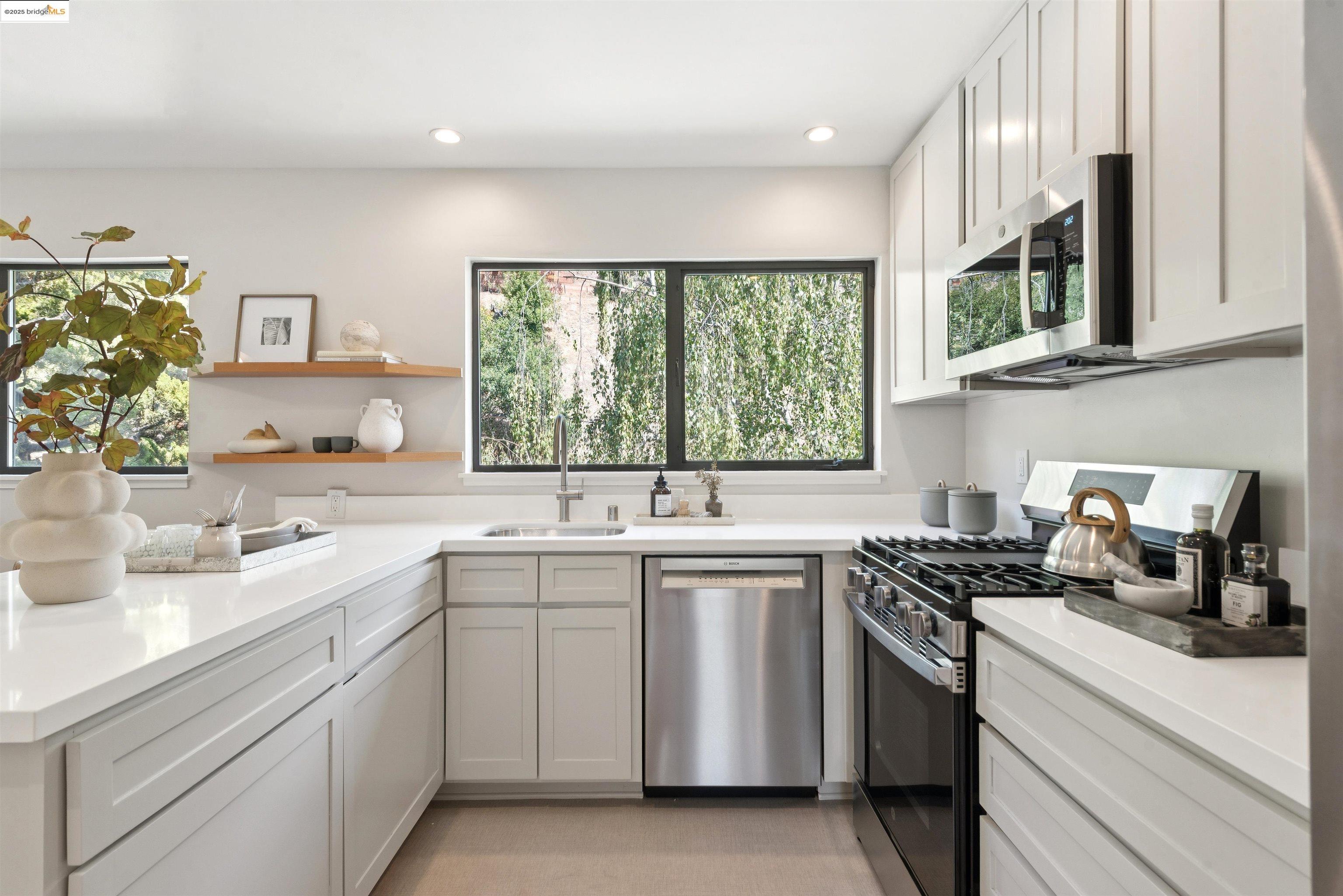 Detail Gallery Image 9 of 37 For 215 Crestmont Dr, Oakland,  CA 94619 - 3 Beds | 2/1 Baths