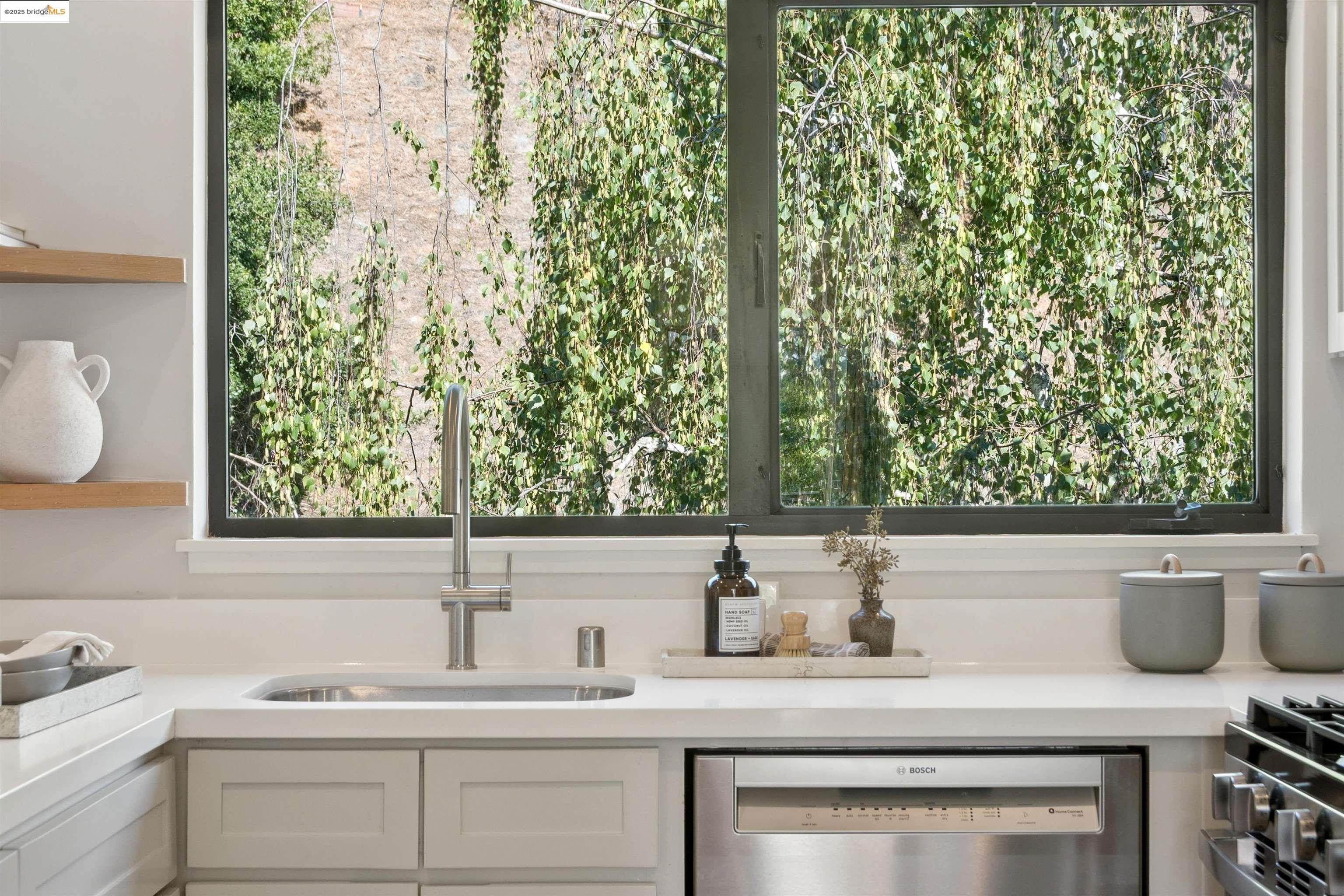 Detail Gallery Image 10 of 37 For 215 Crestmont Dr, Oakland,  CA 94619 - 3 Beds | 2/1 Baths