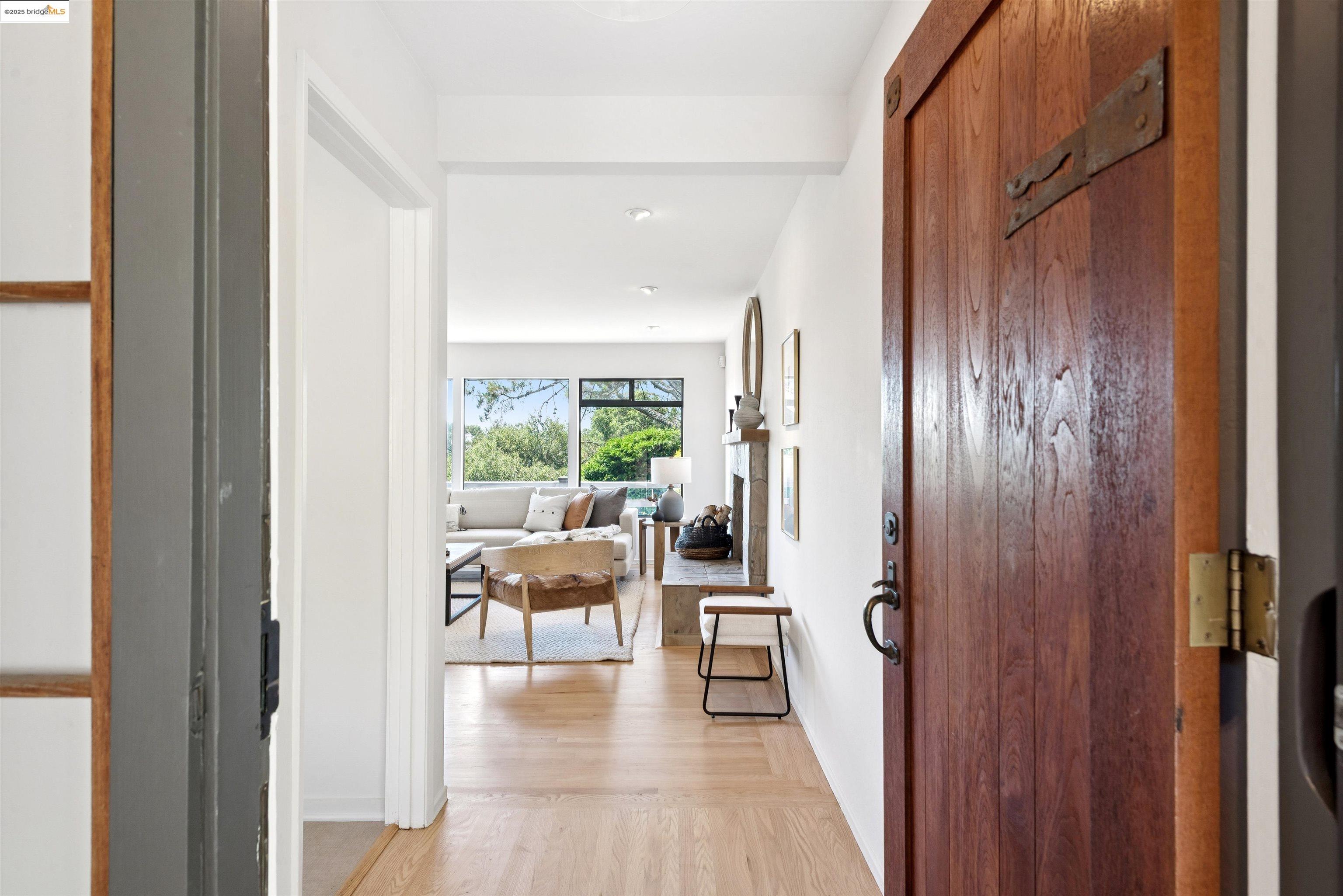 Detail Gallery Image 3 of 37 For 215 Crestmont Dr, Oakland,  CA 94619 - 3 Beds | 2/1 Baths