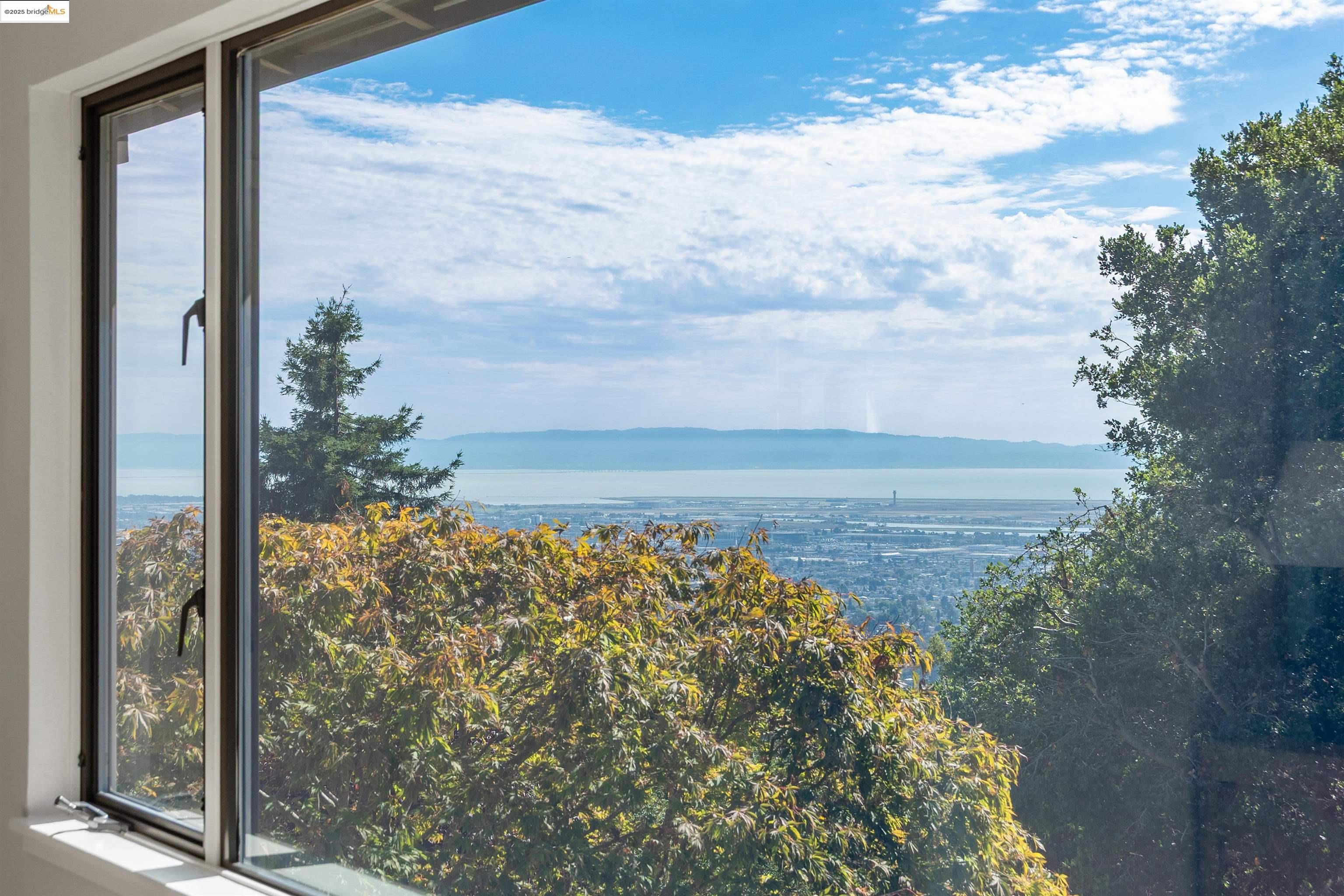 Detail Gallery Image 13 of 37 For 215 Crestmont Dr, Oakland,  CA 94619 - 3 Beds | 2/1 Baths