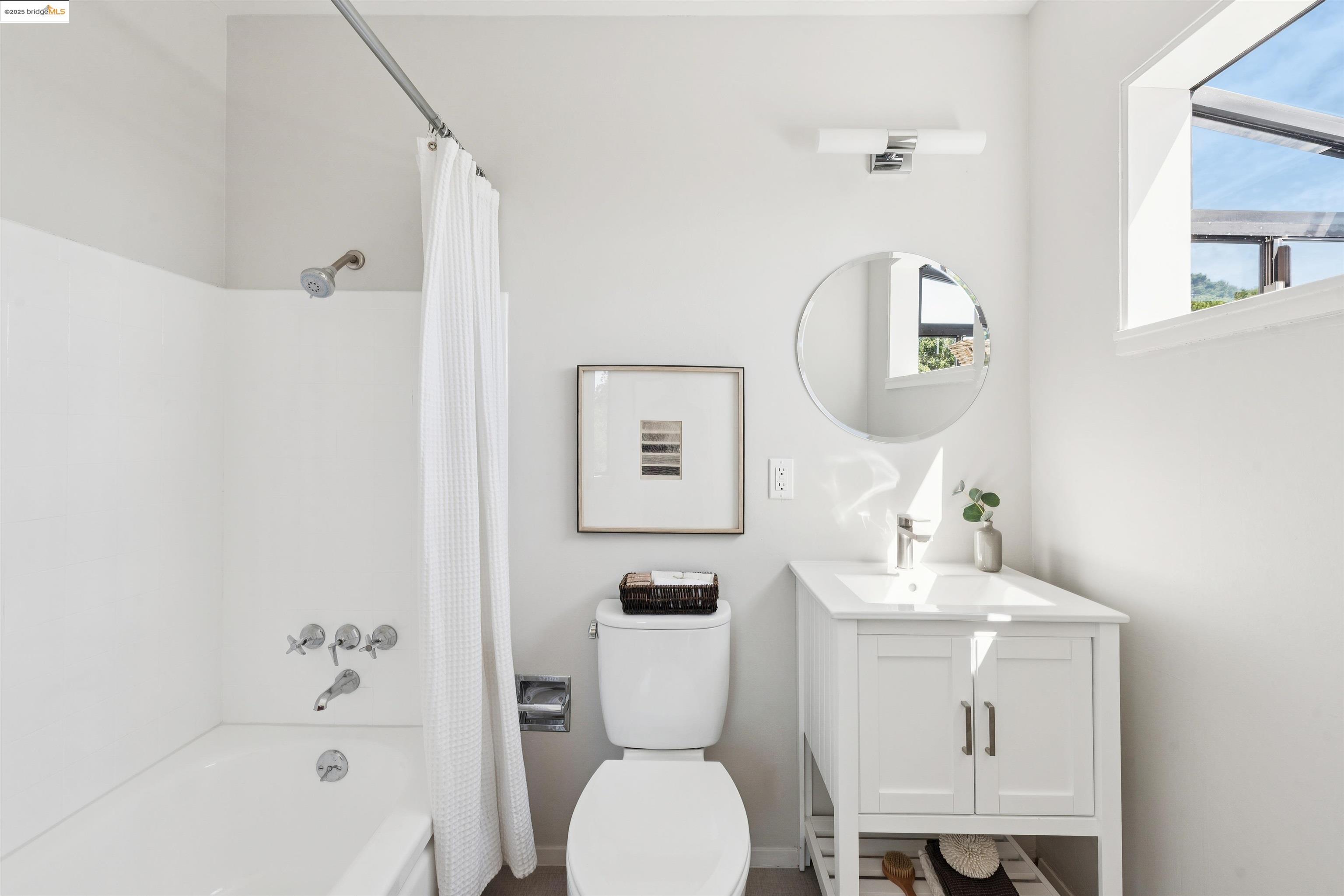 Detail Gallery Image 14 of 37 For 215 Crestmont Dr, Oakland,  CA 94619 - 3 Beds | 2/1 Baths