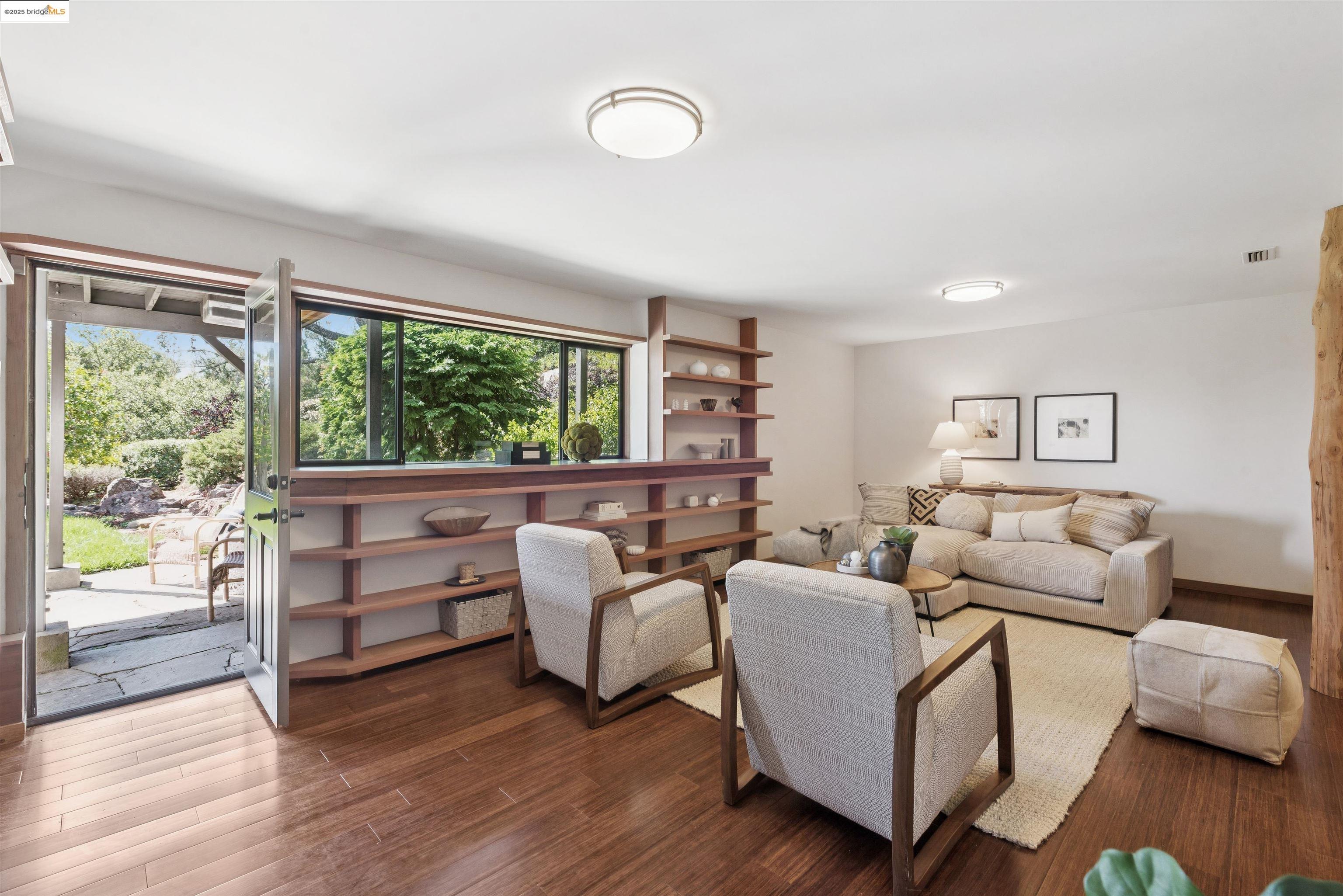 Detail Gallery Image 19 of 37 For 215 Crestmont Dr, Oakland,  CA 94619 - 3 Beds | 2/1 Baths