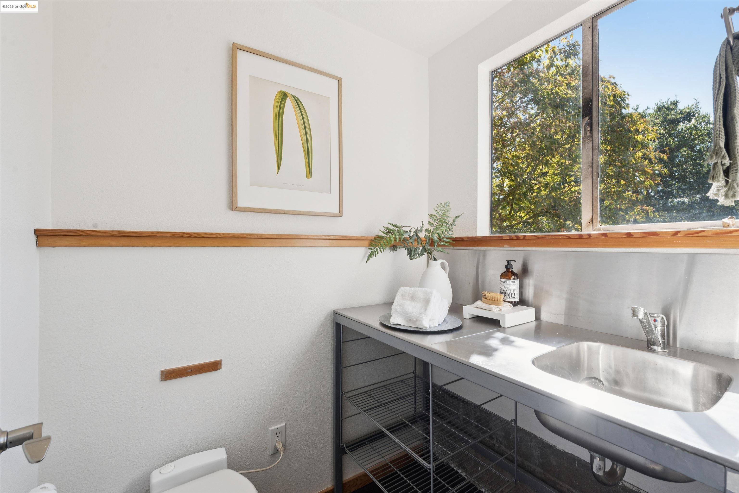 Detail Gallery Image 23 of 37 For 215 Crestmont Dr, Oakland,  CA 94619 - 3 Beds | 2/1 Baths