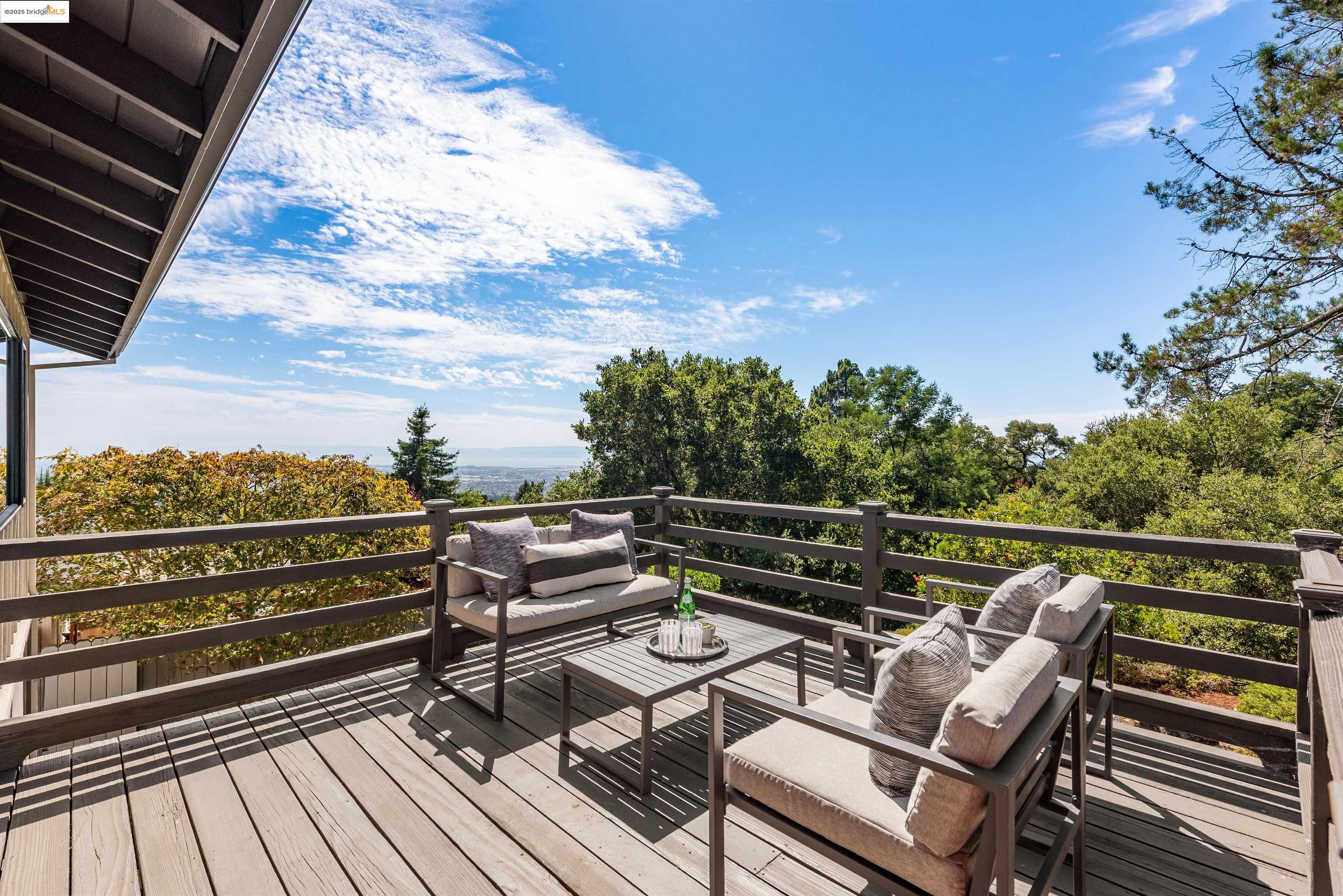 Detail Gallery Image 25 of 37 For 215 Crestmont Dr, Oakland,  CA 94619 - 3 Beds | 2/1 Baths