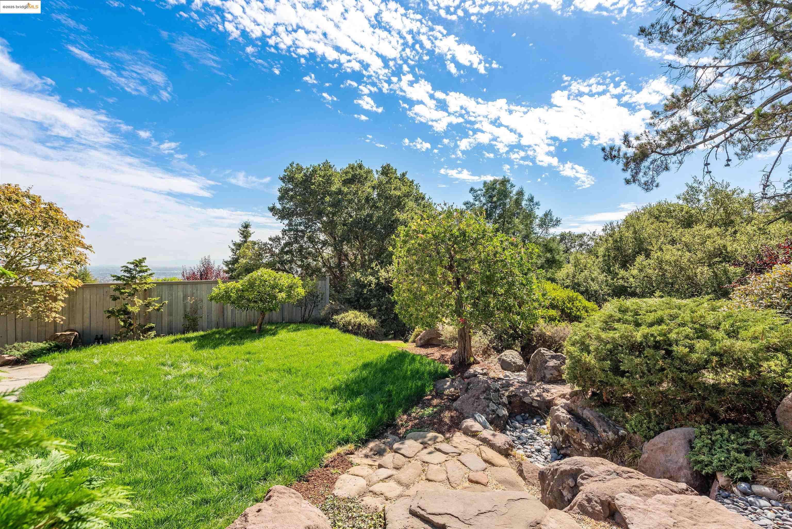 Detail Gallery Image 30 of 37 For 215 Crestmont Dr, Oakland,  CA 94619 - 3 Beds | 2/1 Baths