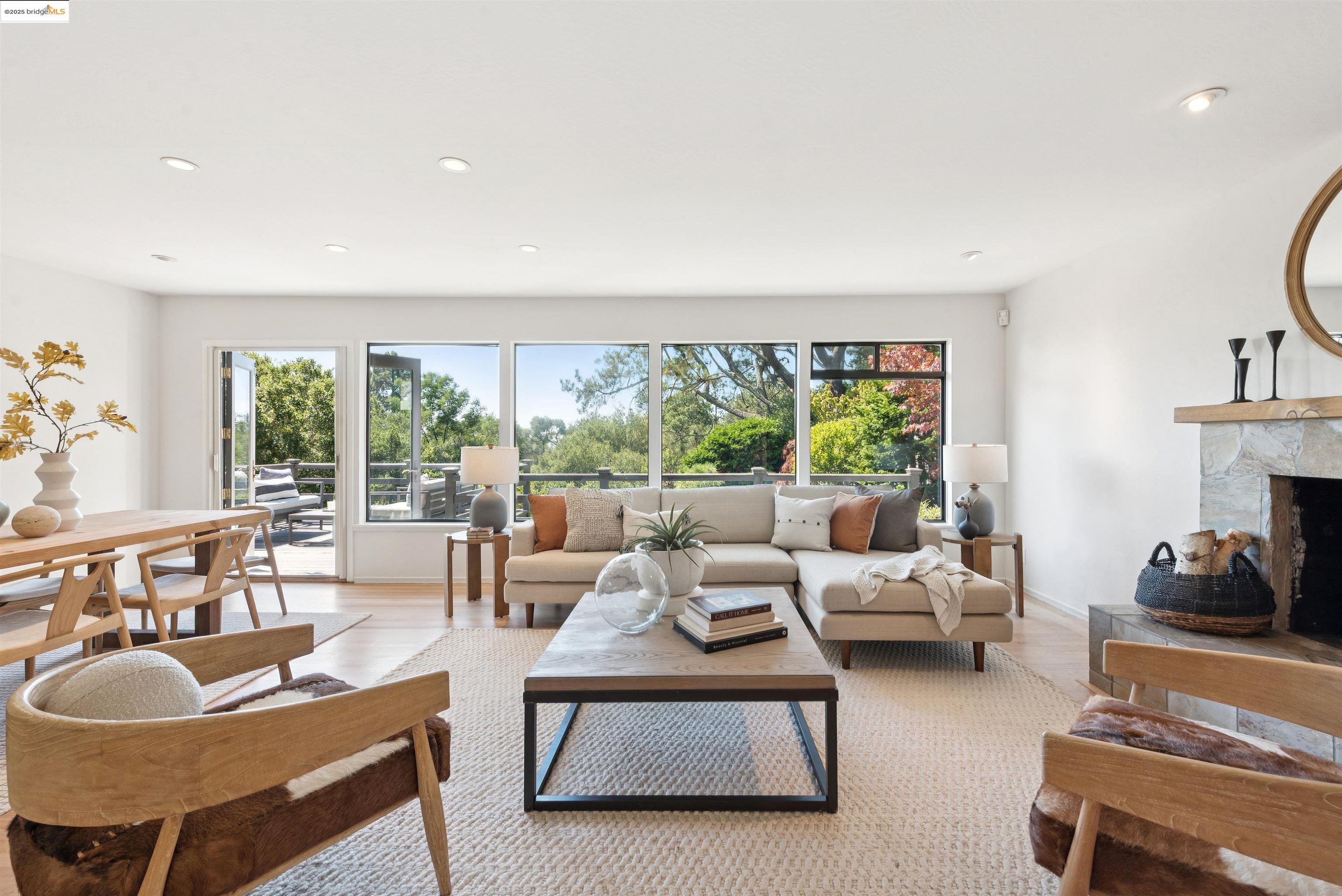Detail Gallery Image 5 of 37 For 215 Crestmont Dr, Oakland,  CA 94619 - 3 Beds | 2/1 Baths