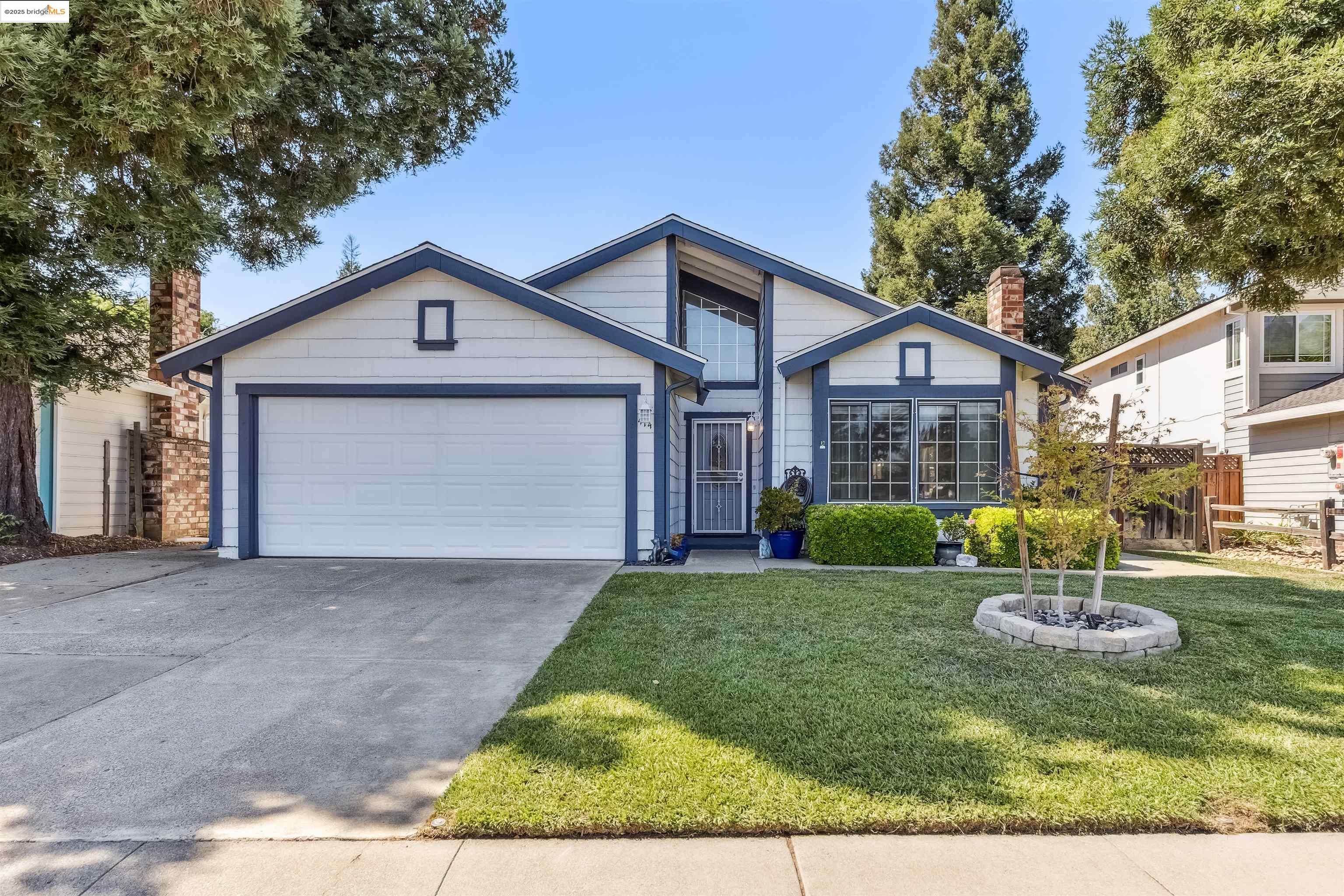 Detail Gallery Image 1 of 36 For 414 Danbury Cir, Vacaville,  CA 95687 - 4 Beds | 2 Baths