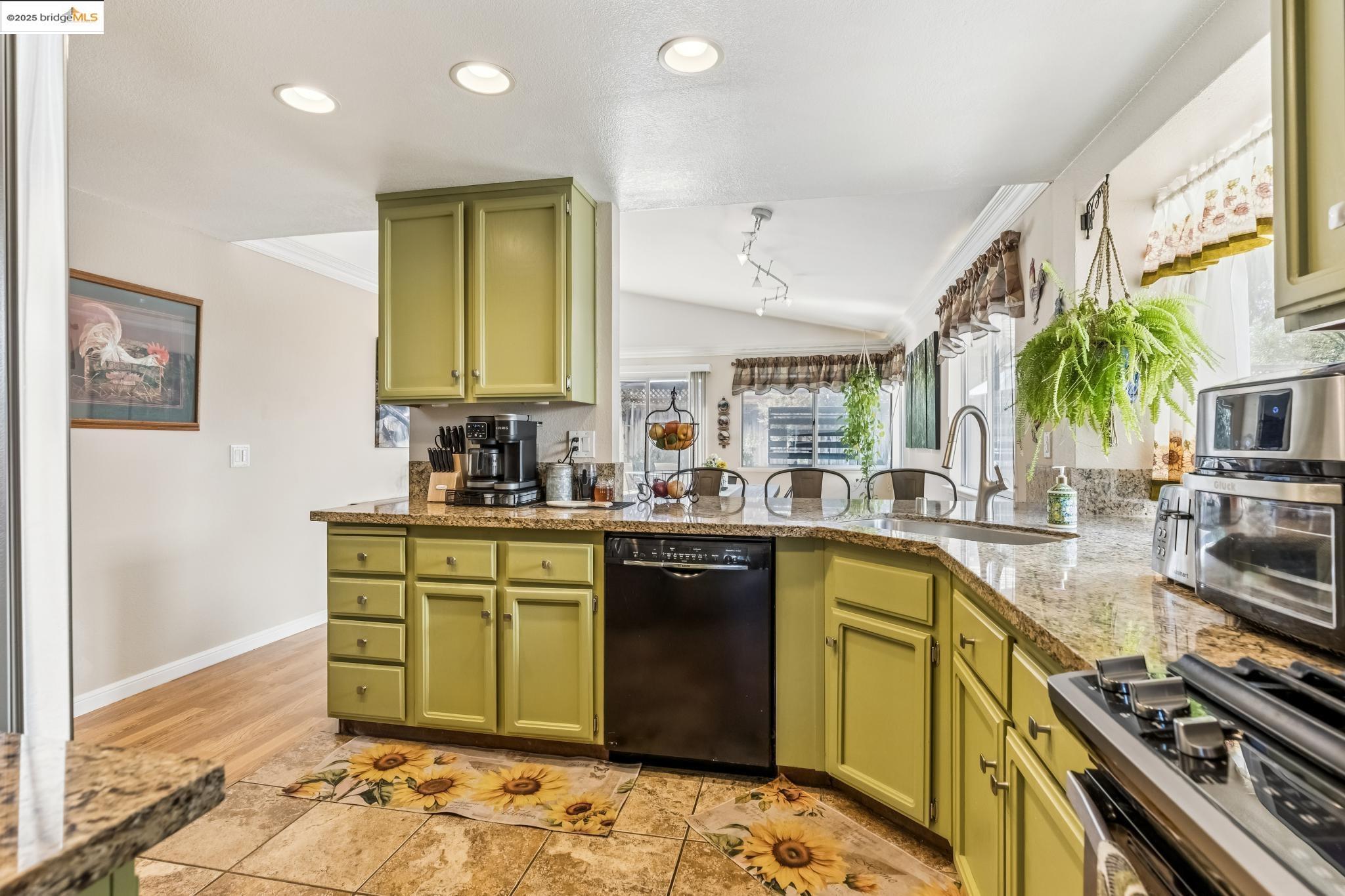 Detail Gallery Image 11 of 36 For 414 Danbury Cir, Vacaville,  CA 95687 - 4 Beds | 2 Baths