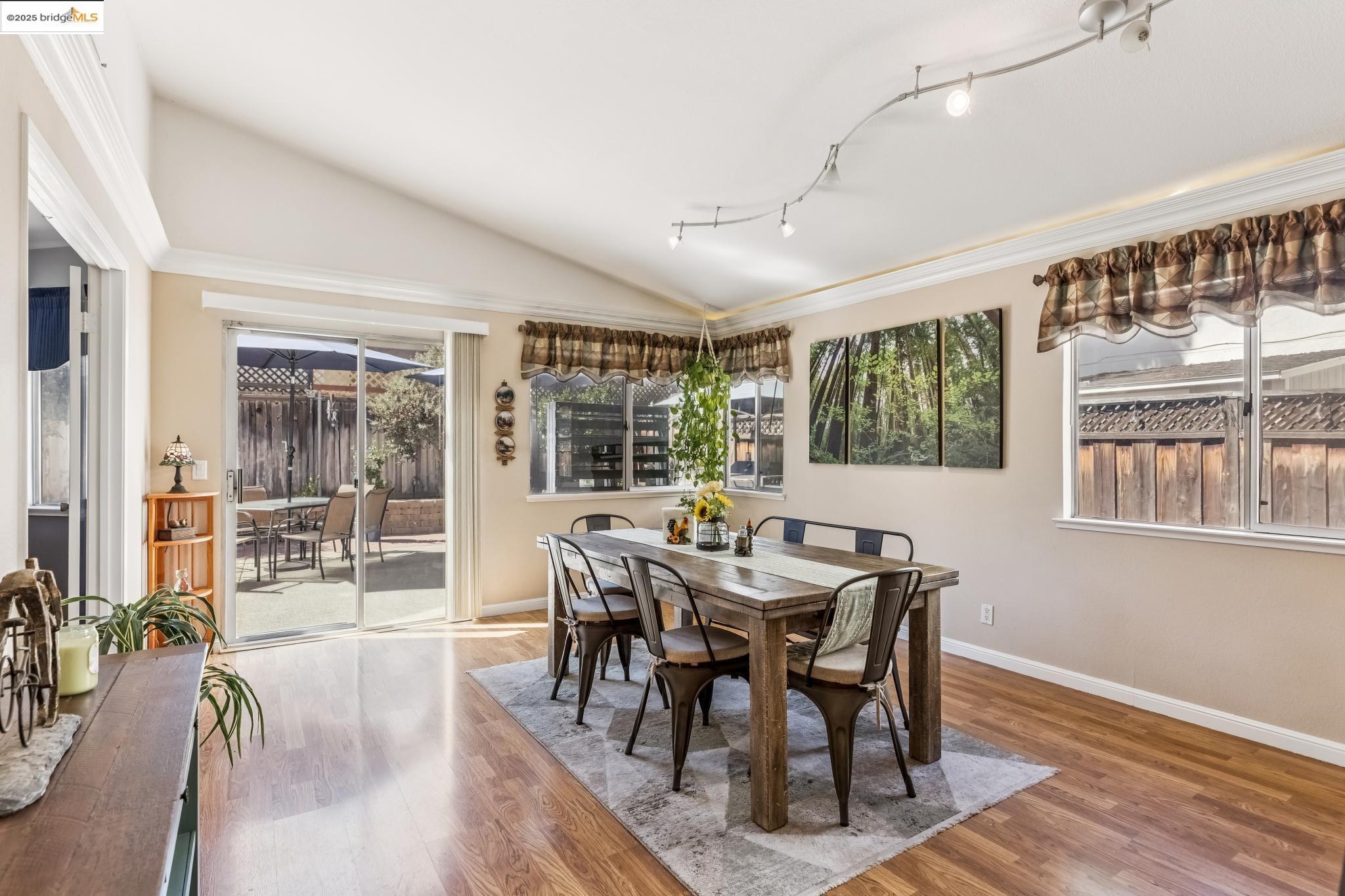 Detail Gallery Image 12 of 36 For 414 Danbury Cir, Vacaville,  CA 95687 - 4 Beds | 2 Baths