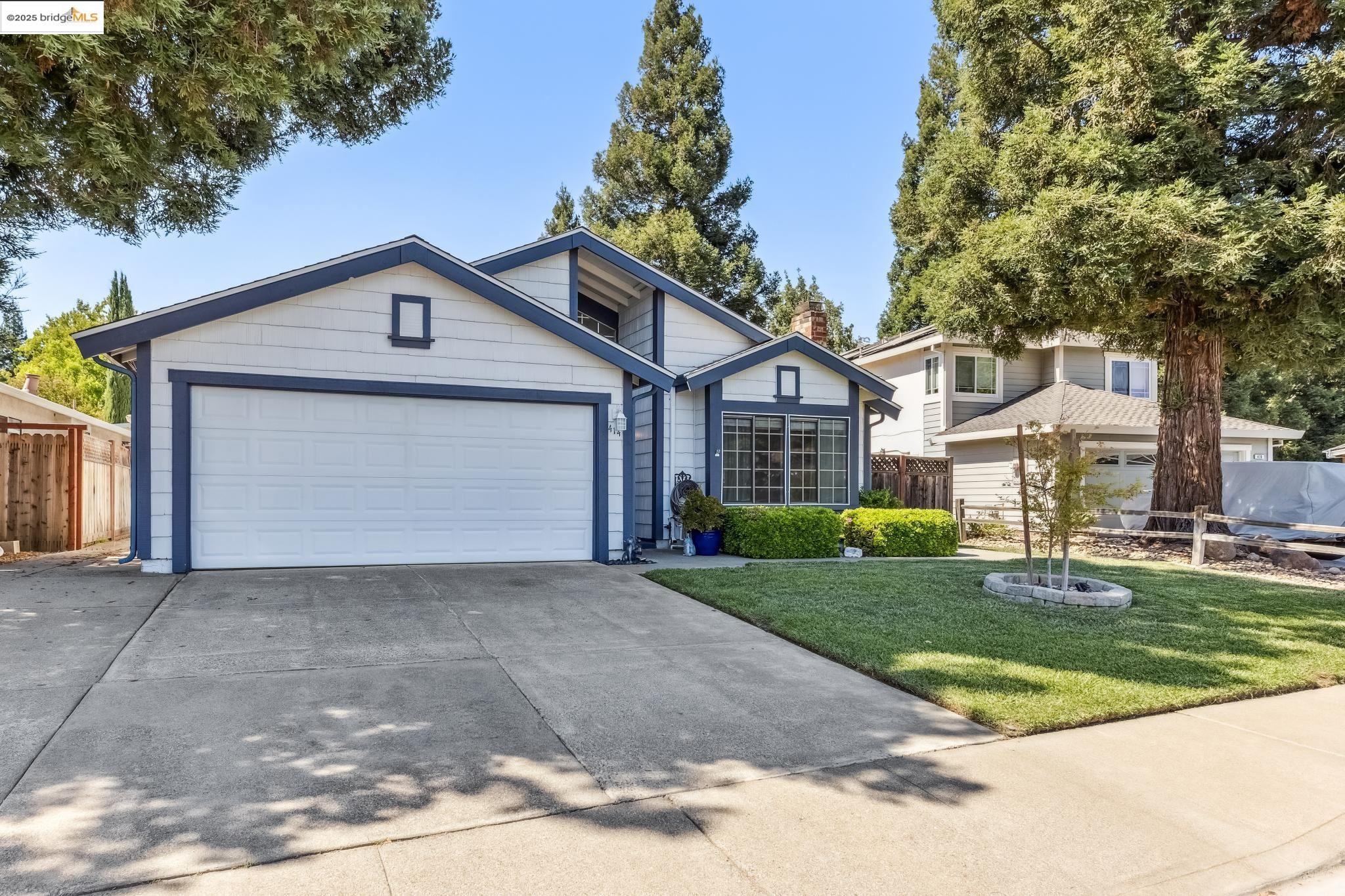 Detail Gallery Image 3 of 36 For 414 Danbury Cir, Vacaville,  CA 95687 - 4 Beds | 2 Baths