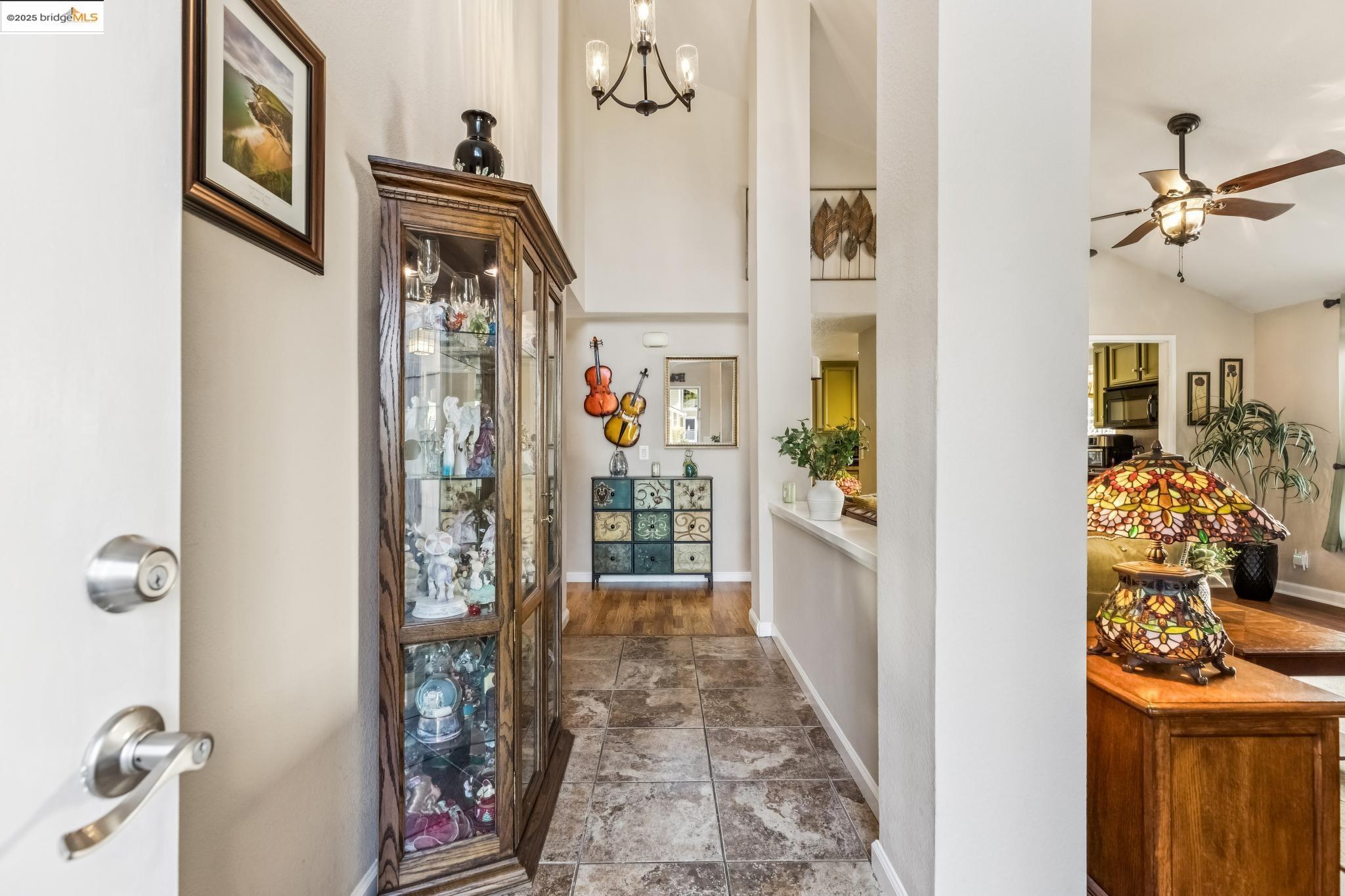 Detail Gallery Image 5 of 36 For 414 Danbury Cir, Vacaville,  CA 95687 - 4 Beds | 2 Baths
