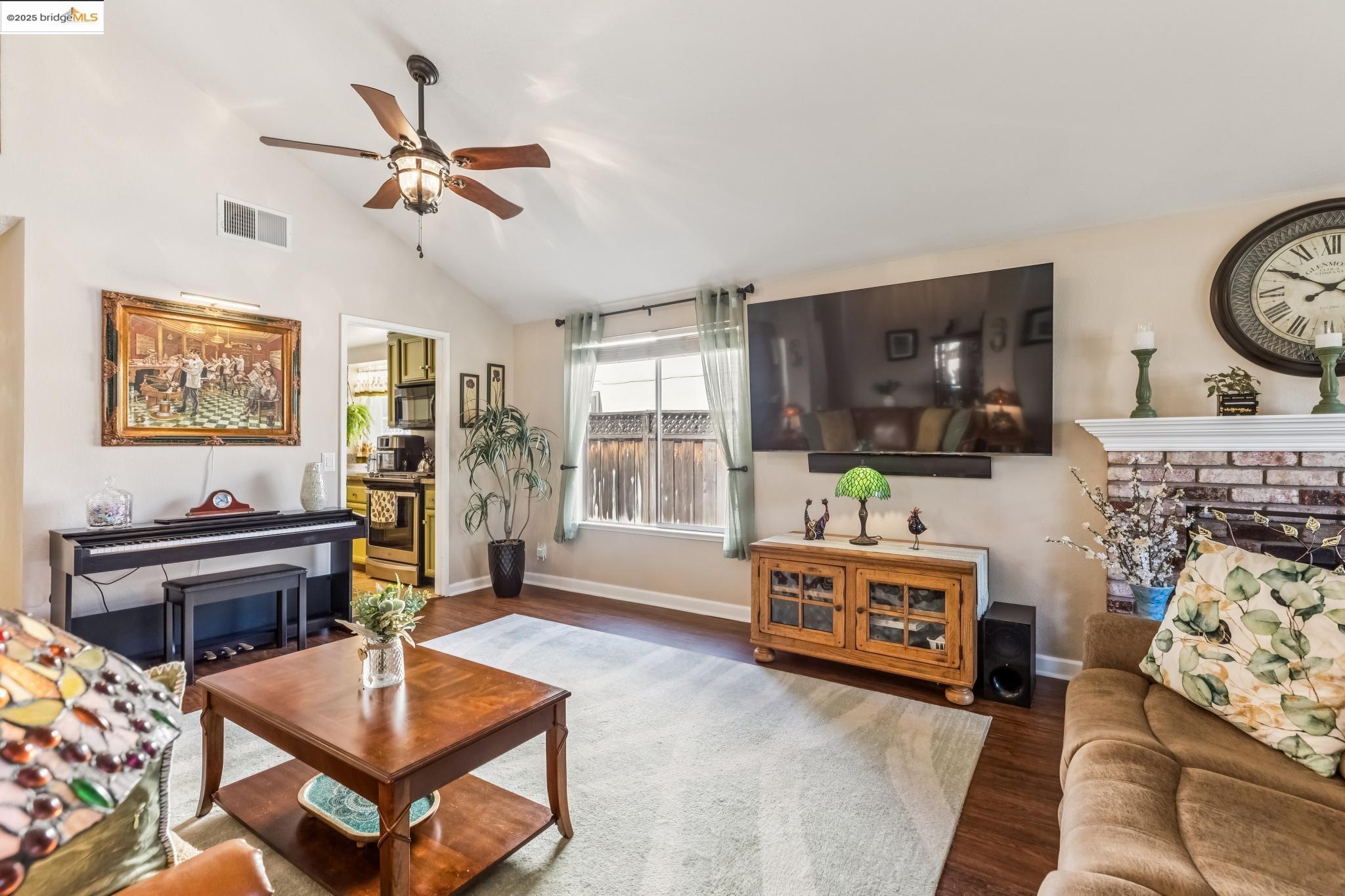 Detail Gallery Image 8 of 36 For 414 Danbury Cir, Vacaville,  CA 95687 - 4 Beds | 2 Baths
