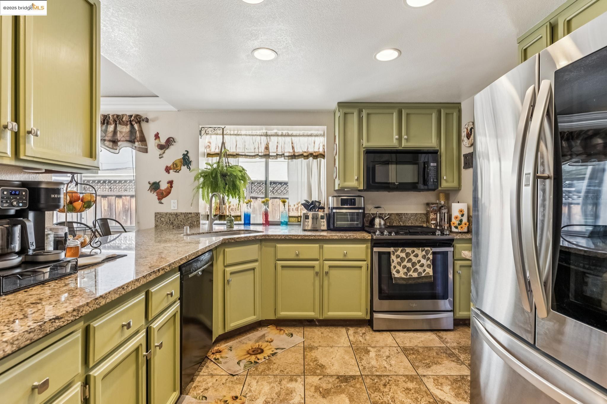 Detail Gallery Image 10 of 36 For 414 Danbury Cir, Vacaville,  CA 95687 - 4 Beds | 2 Baths