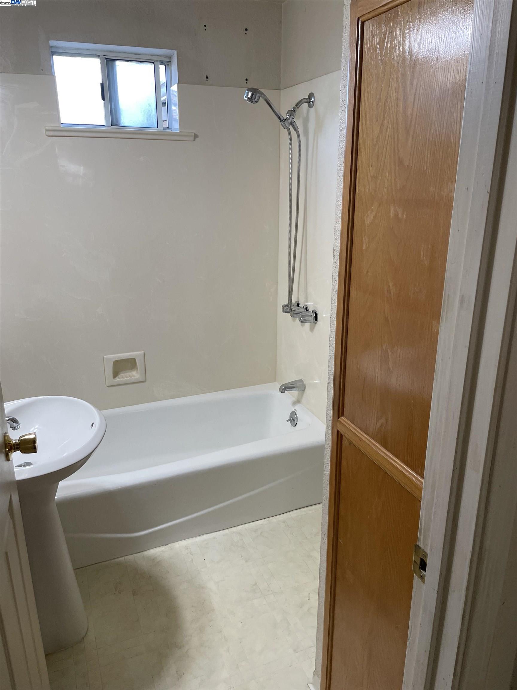 Detail Gallery Image 6 of 8 For 17069 via Chiquita, San Lorenzo,  CA 94580-2718 - 2 Beds | 1 Baths