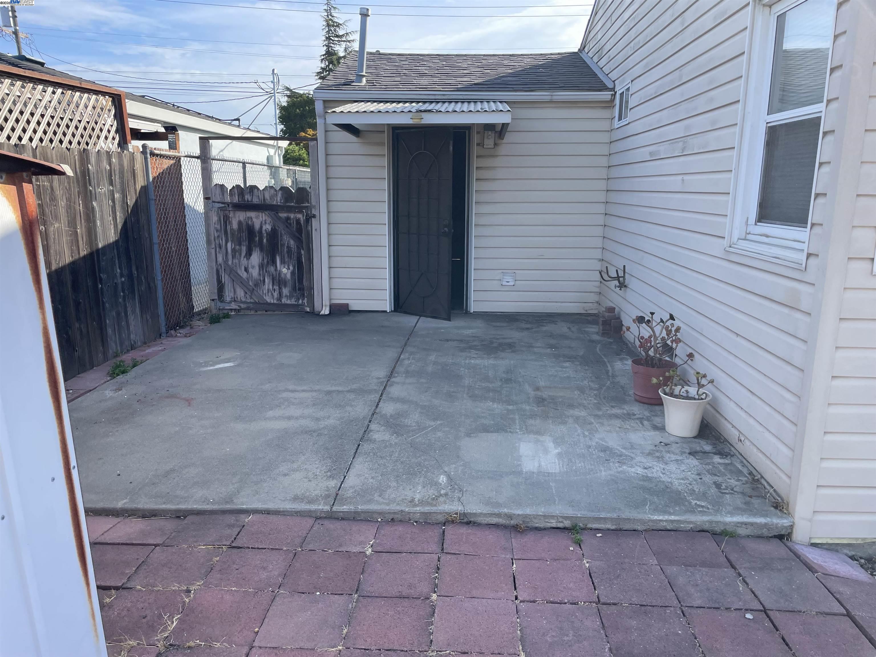 Detail Gallery Image 8 of 8 For 17069 via Chiquita, San Lorenzo,  CA 94580-2718 - 2 Beds | 1 Baths