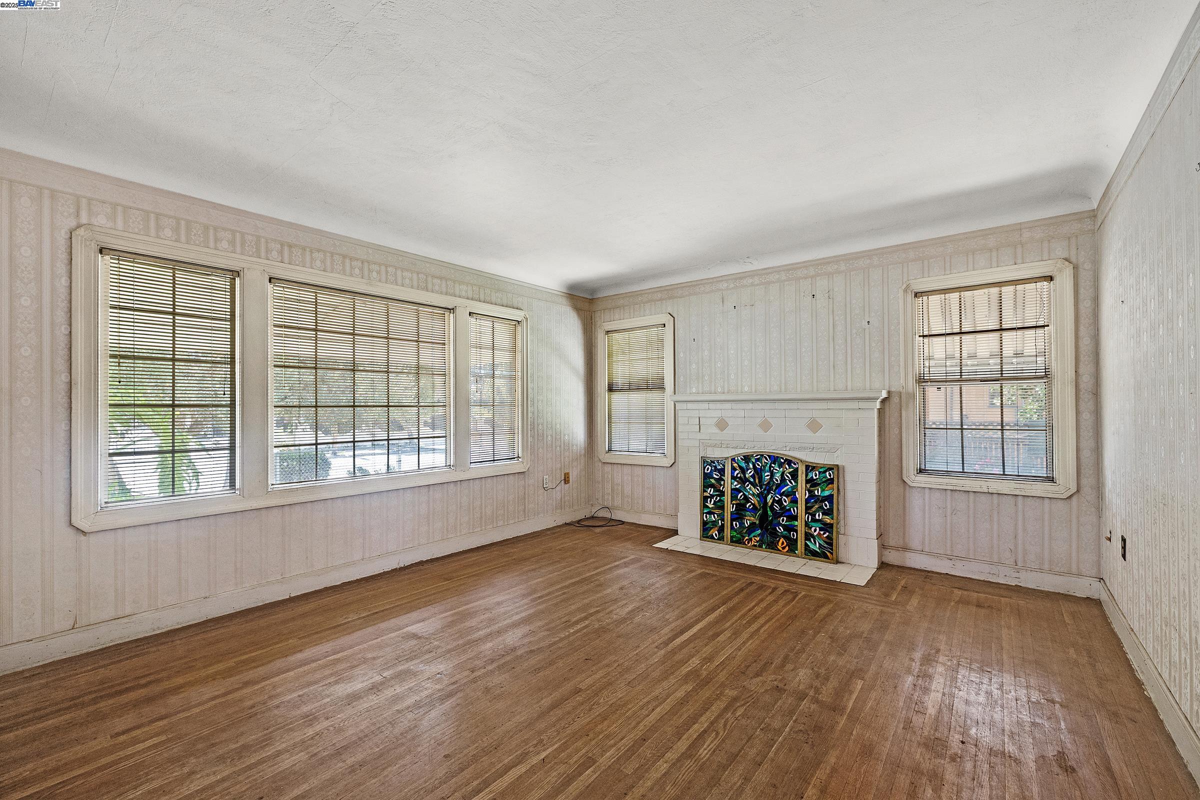 Detail Gallery Image 4 of 27 For 860 Medford Ave, Hayward,  CA 94541 - 2 Beds | 1 Baths