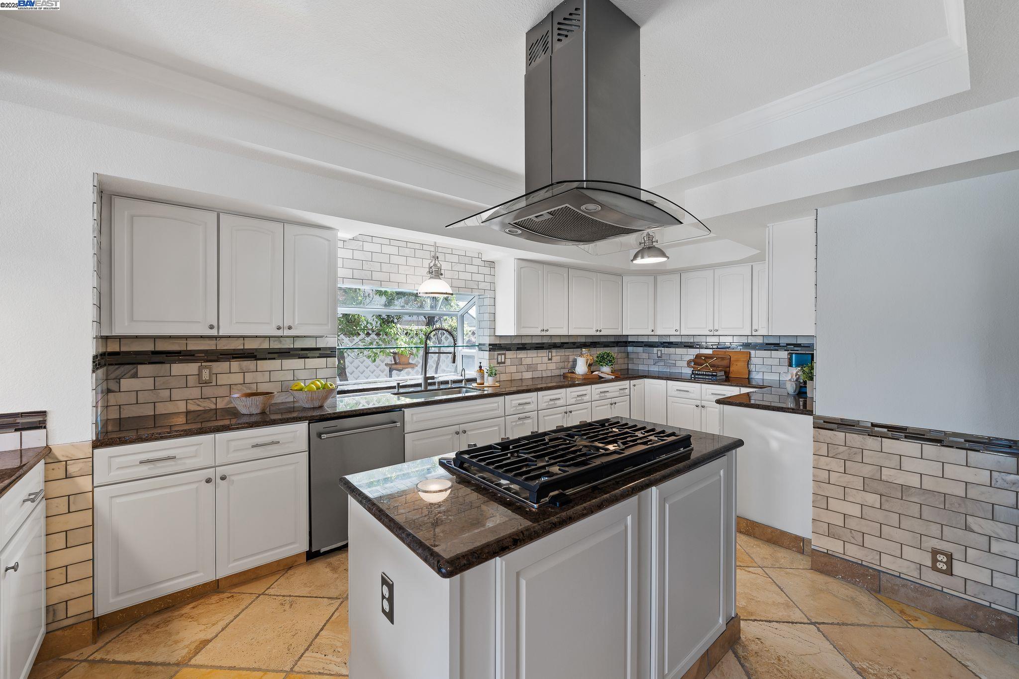 Detail Gallery Image 16 of 58 For 5763 Drakes Dr, Discovery Bay,  CA 94505-8381 - 6 Beds | 4 Baths