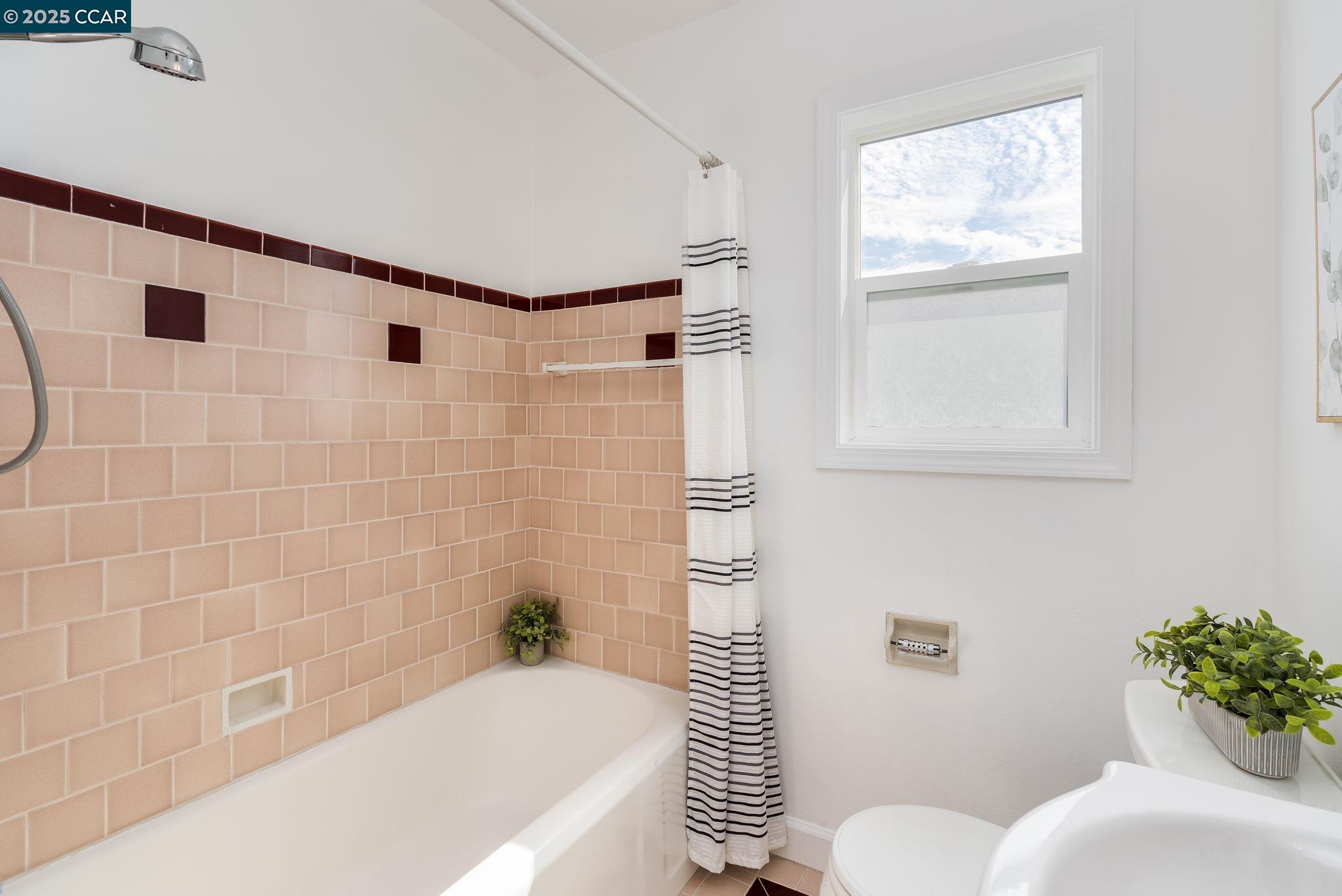 Detail Gallery Image 18 of 45 For 15009 Kesterson St, San Leandro,  CA 94579 - 2 Beds | 1/1 Baths