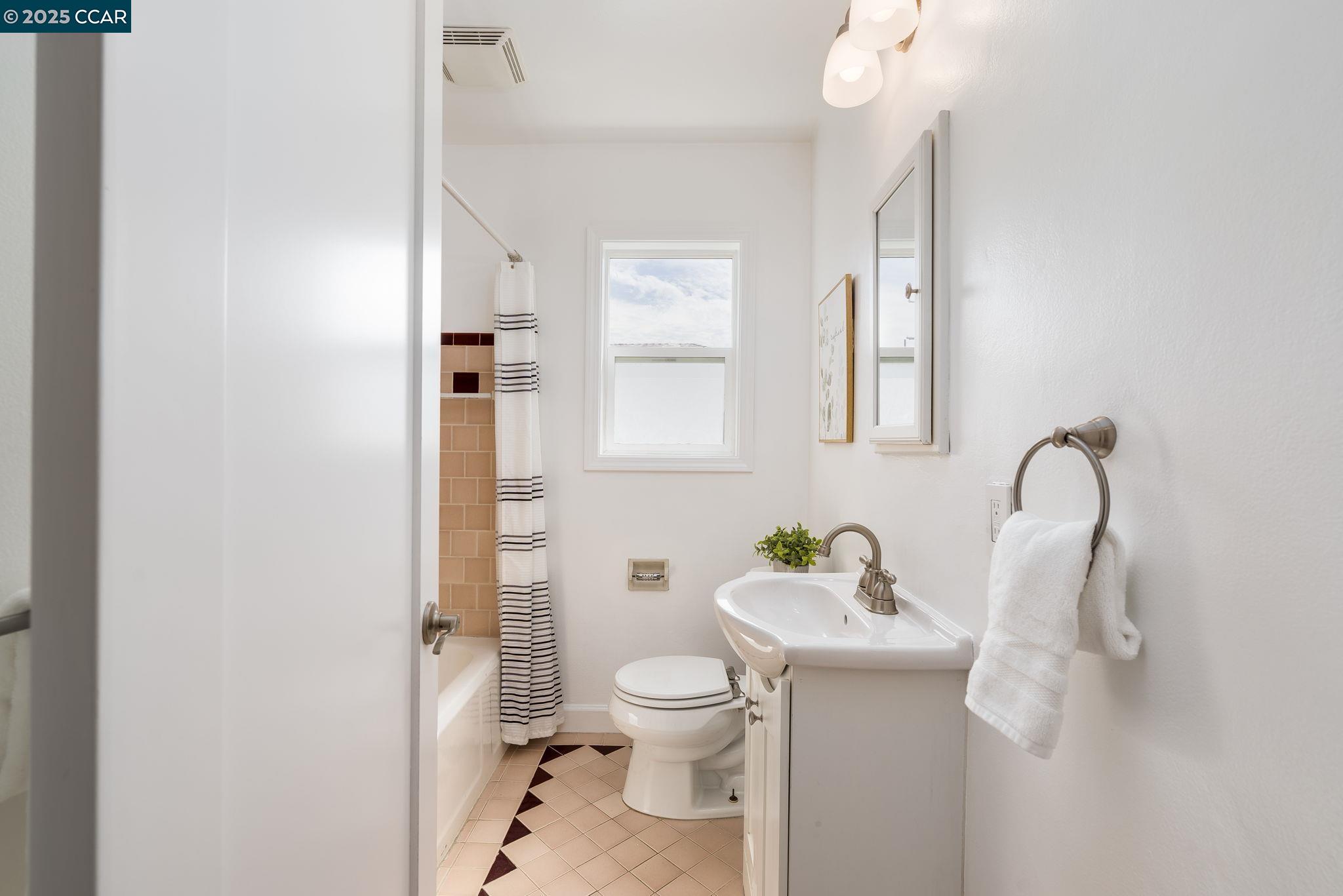 Detail Gallery Image 20 of 45 For 15009 Kesterson St, San Leandro,  CA 94579 - 2 Beds | 1/1 Baths
