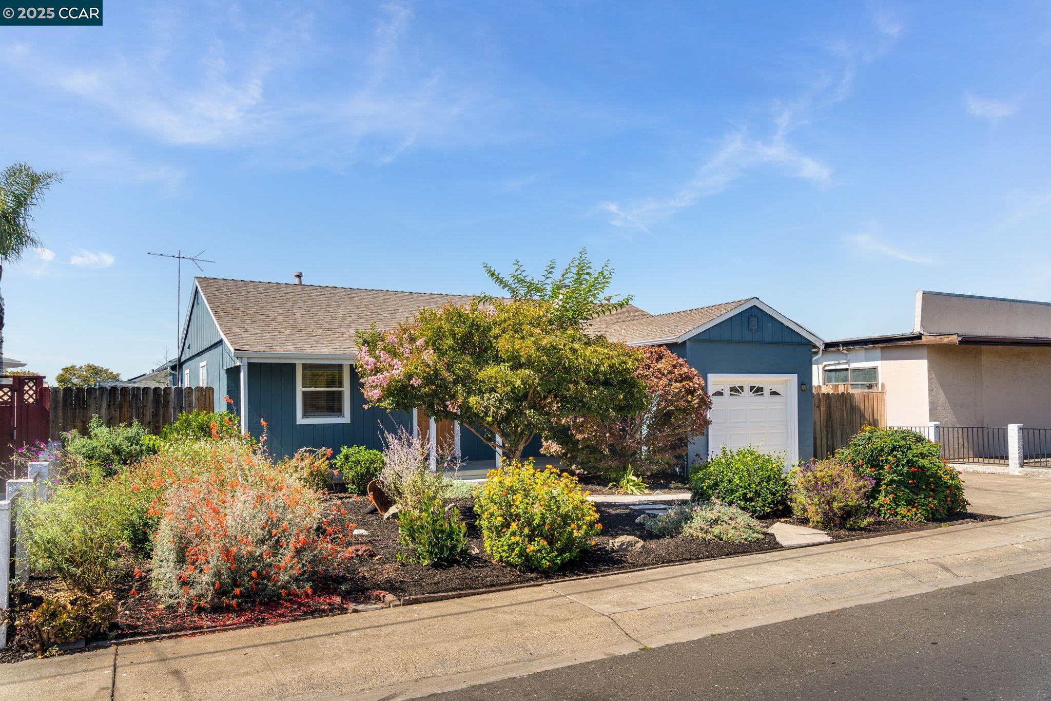 Detail Gallery Image 3 of 45 For 15009 Kesterson St, San Leandro,  CA 94579 - 2 Beds | 1/1 Baths