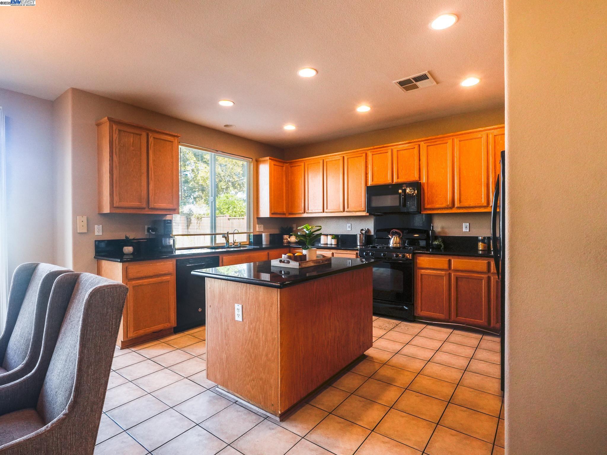 Detail Gallery Image 8 of 42 For 1654 Gloria Circle, Tracy,  CA 95377-7205 - 4 Beds | 3 Baths