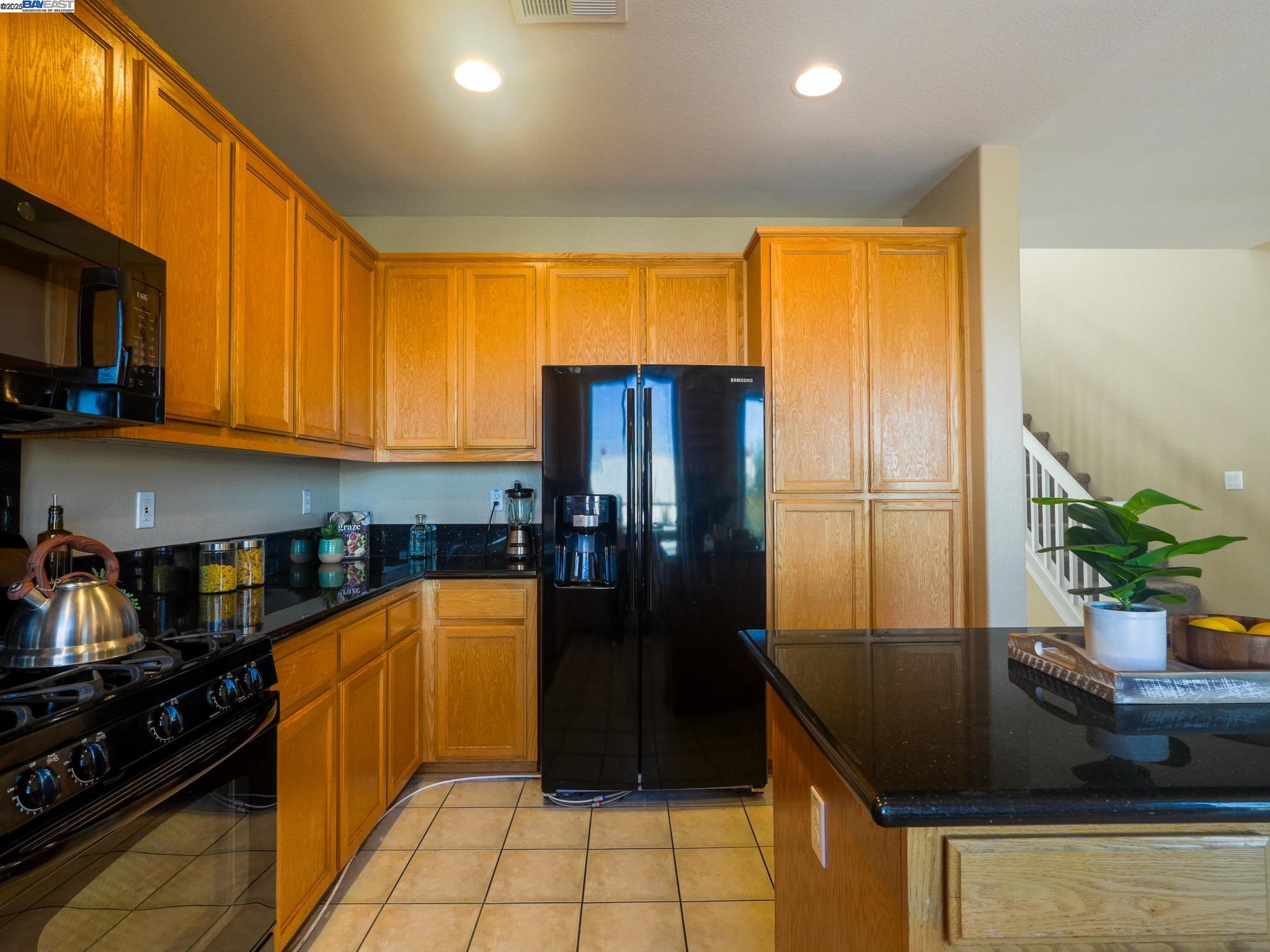 Detail Gallery Image 9 of 42 For 1654 Gloria Circle, Tracy,  CA 95377-7205 - 4 Beds | 3 Baths