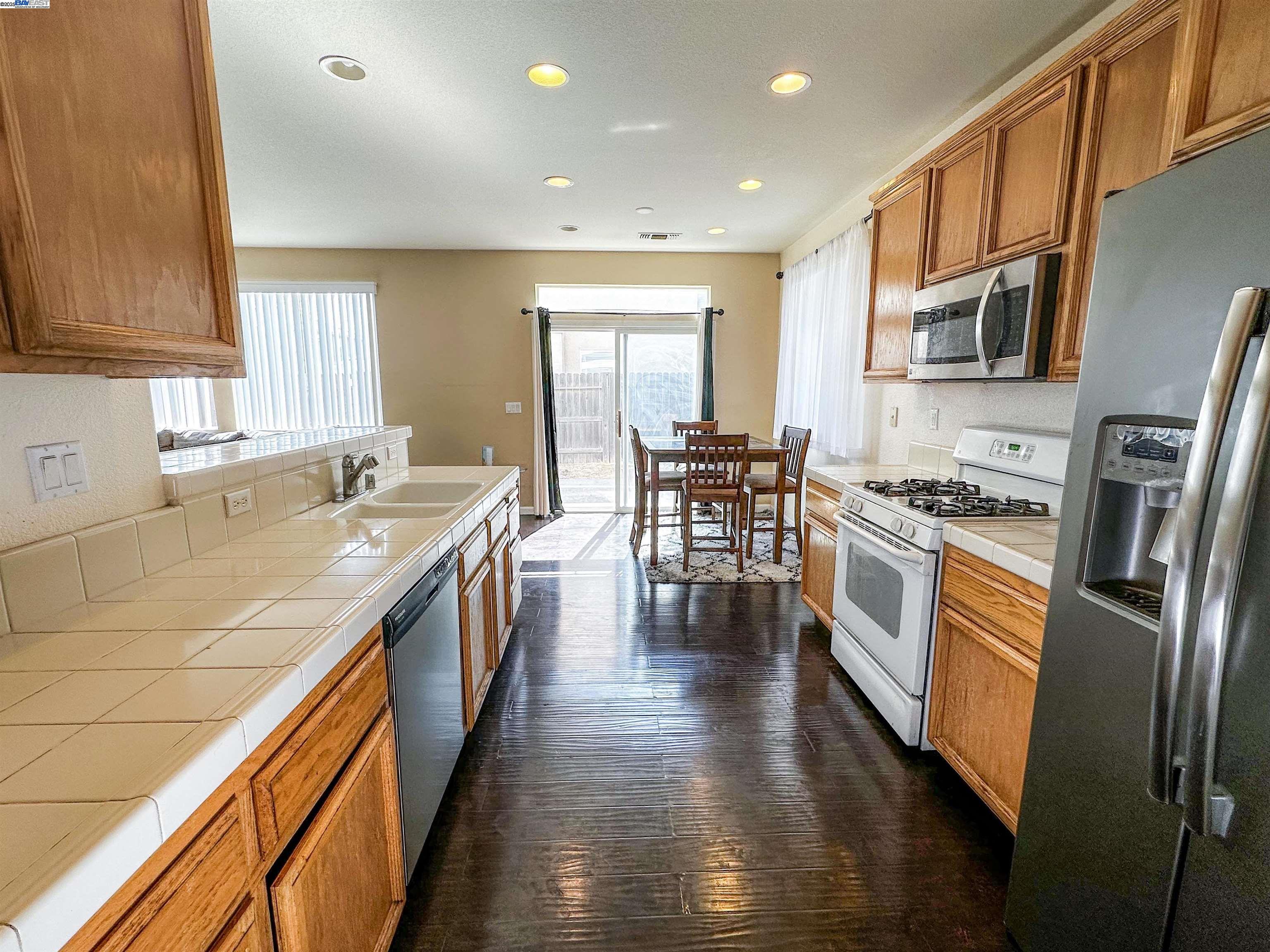 Detail Gallery Image 4 of 19 For 2359 Bayless Way, Sacramento,  CA 95835 - 3 Beds | 2/1 Baths