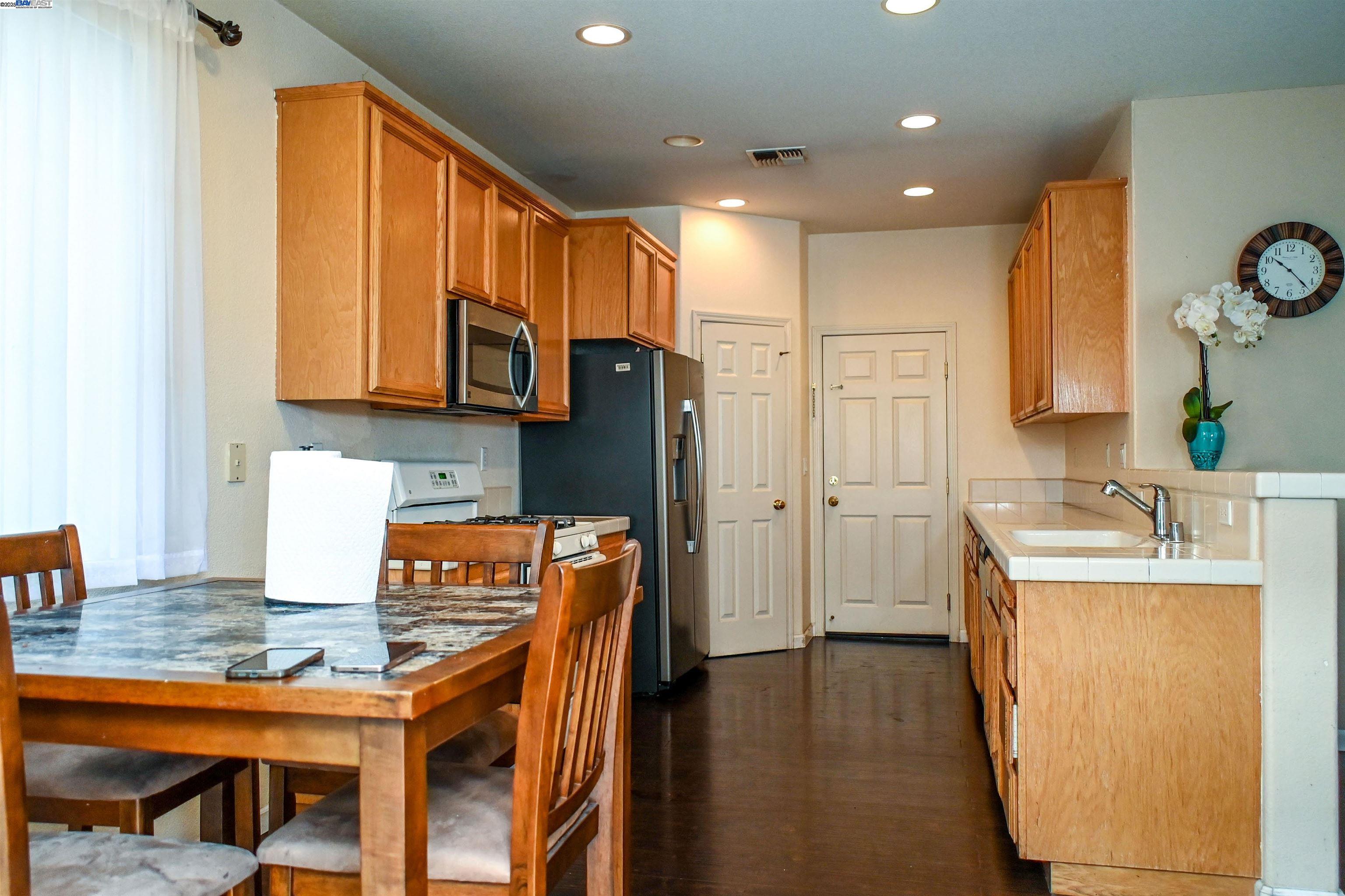 Detail Gallery Image 6 of 19 For 2359 Bayless Way, Sacramento,  CA 95835 - 3 Beds | 2/1 Baths