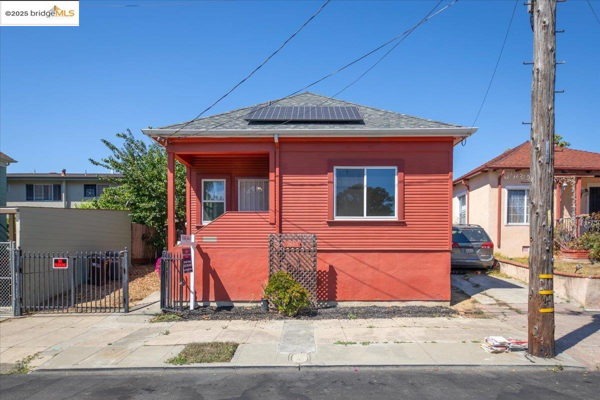 Detail Gallery Image 1 of 13 For 2615 34th Ave, Oakland,  CA 94601 - 2 Beds | 1 Baths