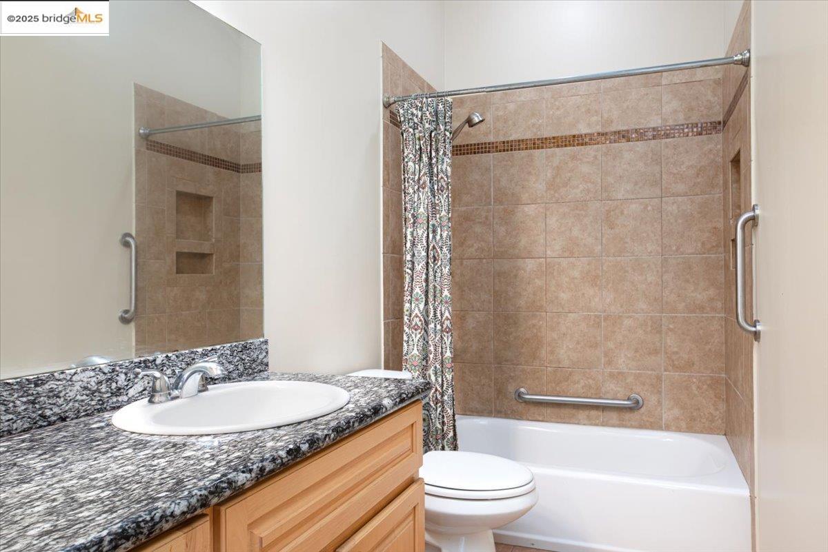 Detail Gallery Image 10 of 13 For 2615 34th Ave, Oakland,  CA 94601 - 2 Beds | 1 Baths