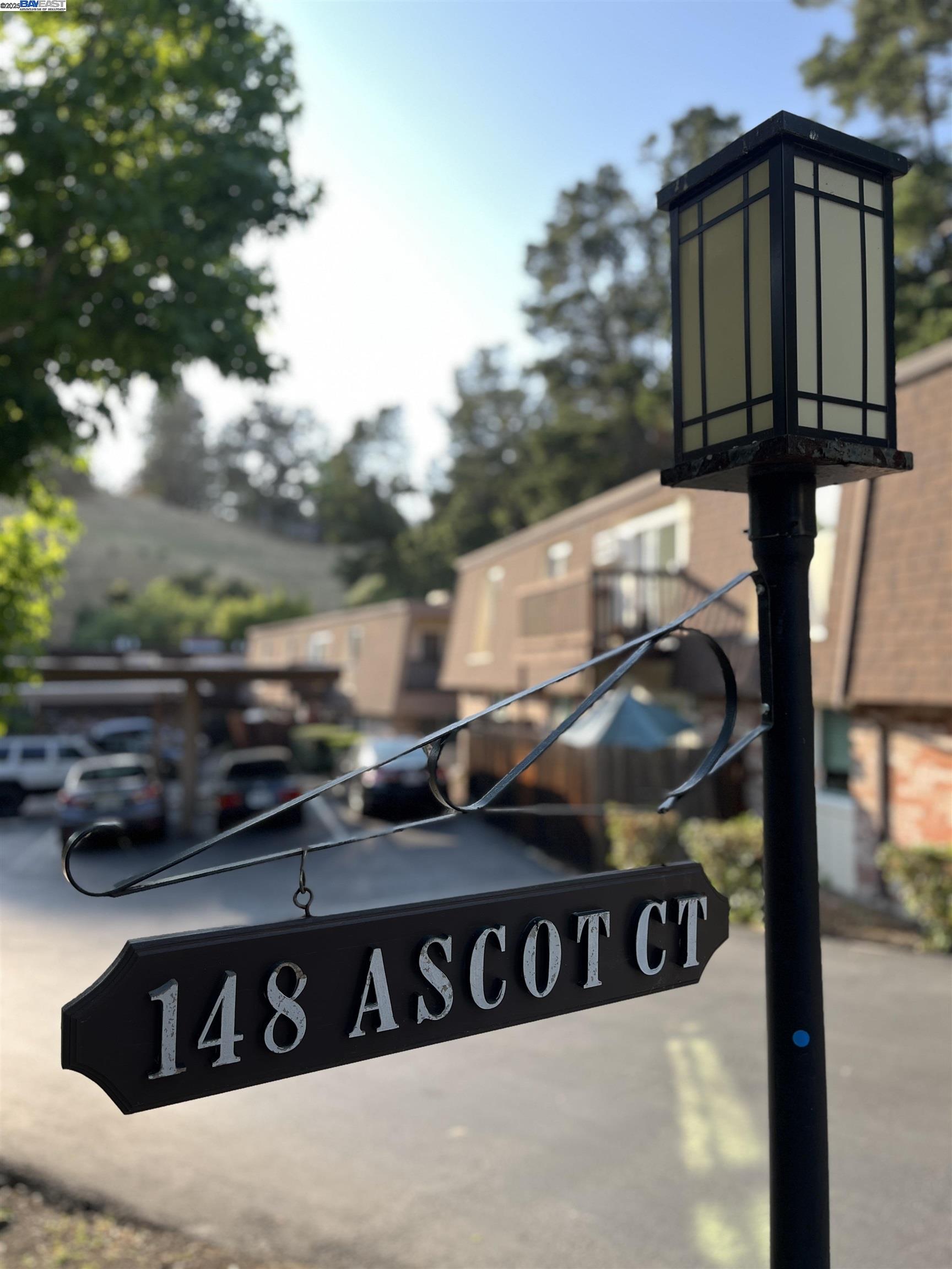 Detail Gallery Image 2 of 30 For 148 Ascot Ct, Moraga,  CA 94556 - 2 Beds | 2 Baths
