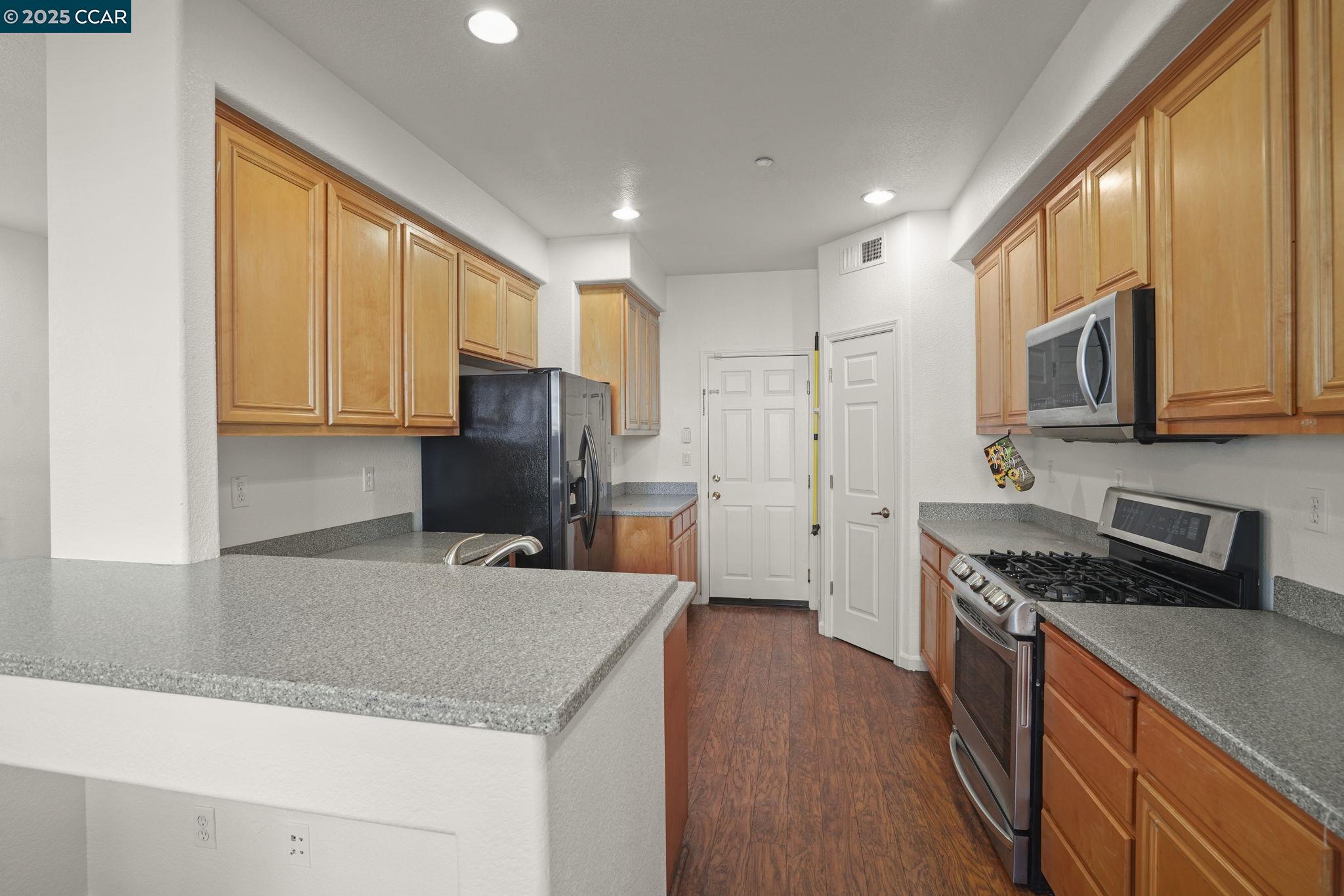 Detail Gallery Image 8 of 30 For 1347 Eisenhower Way, Brentwood,  CA 94513 - 3 Beds | 2/1 Baths