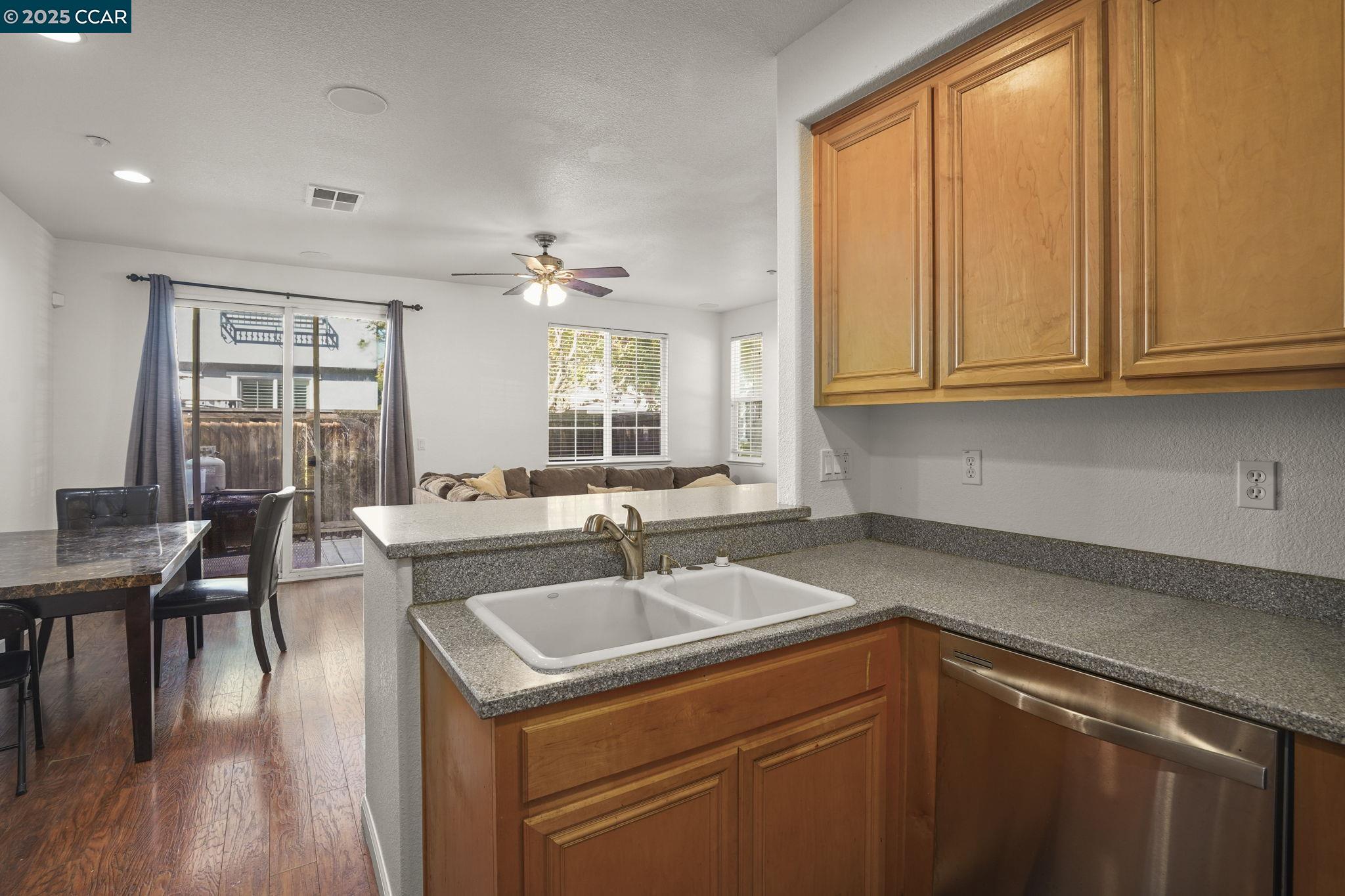 Detail Gallery Image 10 of 30 For 1347 Eisenhower Way, Brentwood,  CA 94513 - 3 Beds | 2/1 Baths