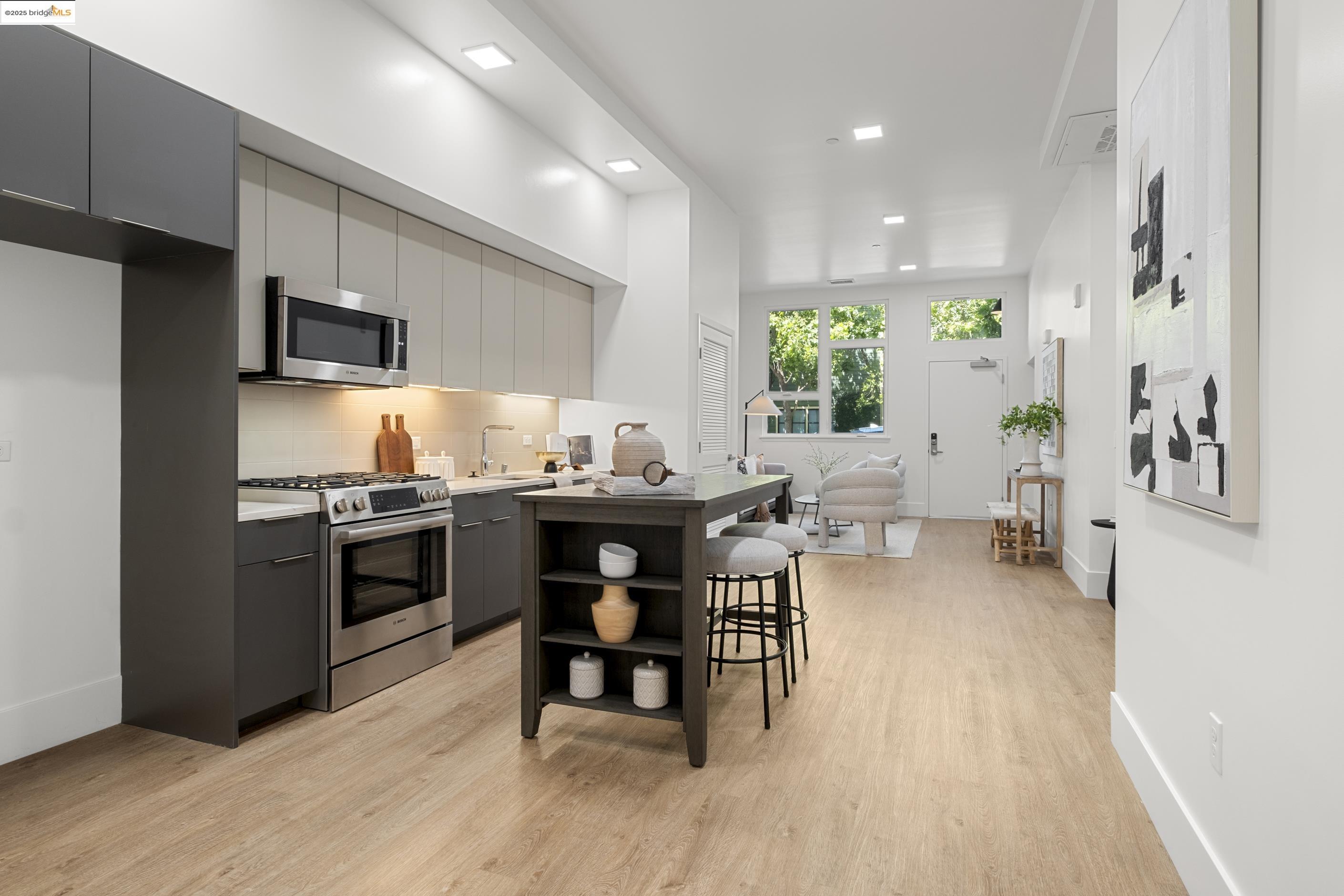 Detail Gallery Image 8 of 25 For 1545 32nd Street #104,  Oakland,  CA 94608 - 2 Beds | 2 Baths