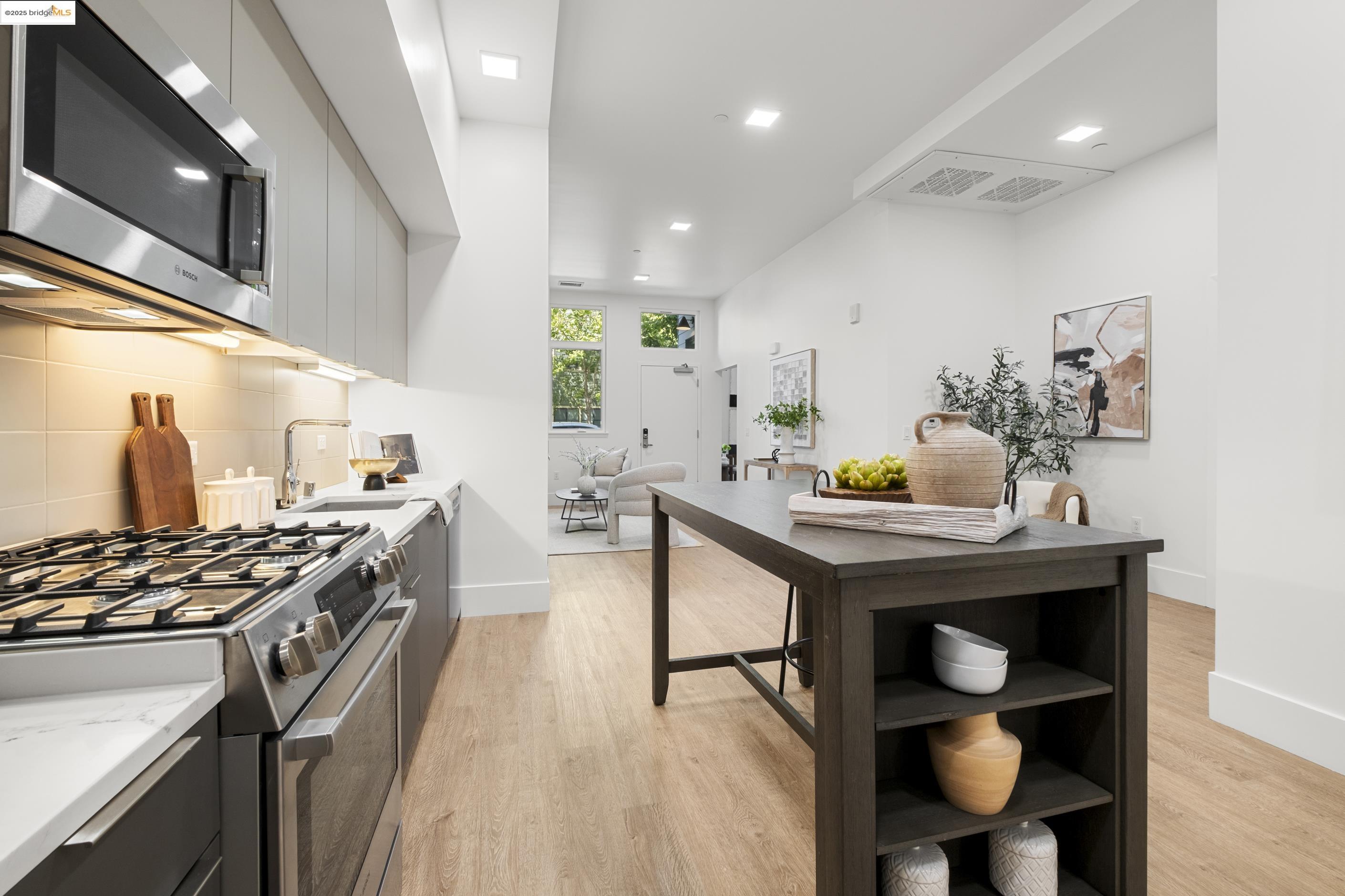 Detail Gallery Image 9 of 25 For 1545 32nd Street #104,  Oakland,  CA 94608 - 2 Beds | 2 Baths