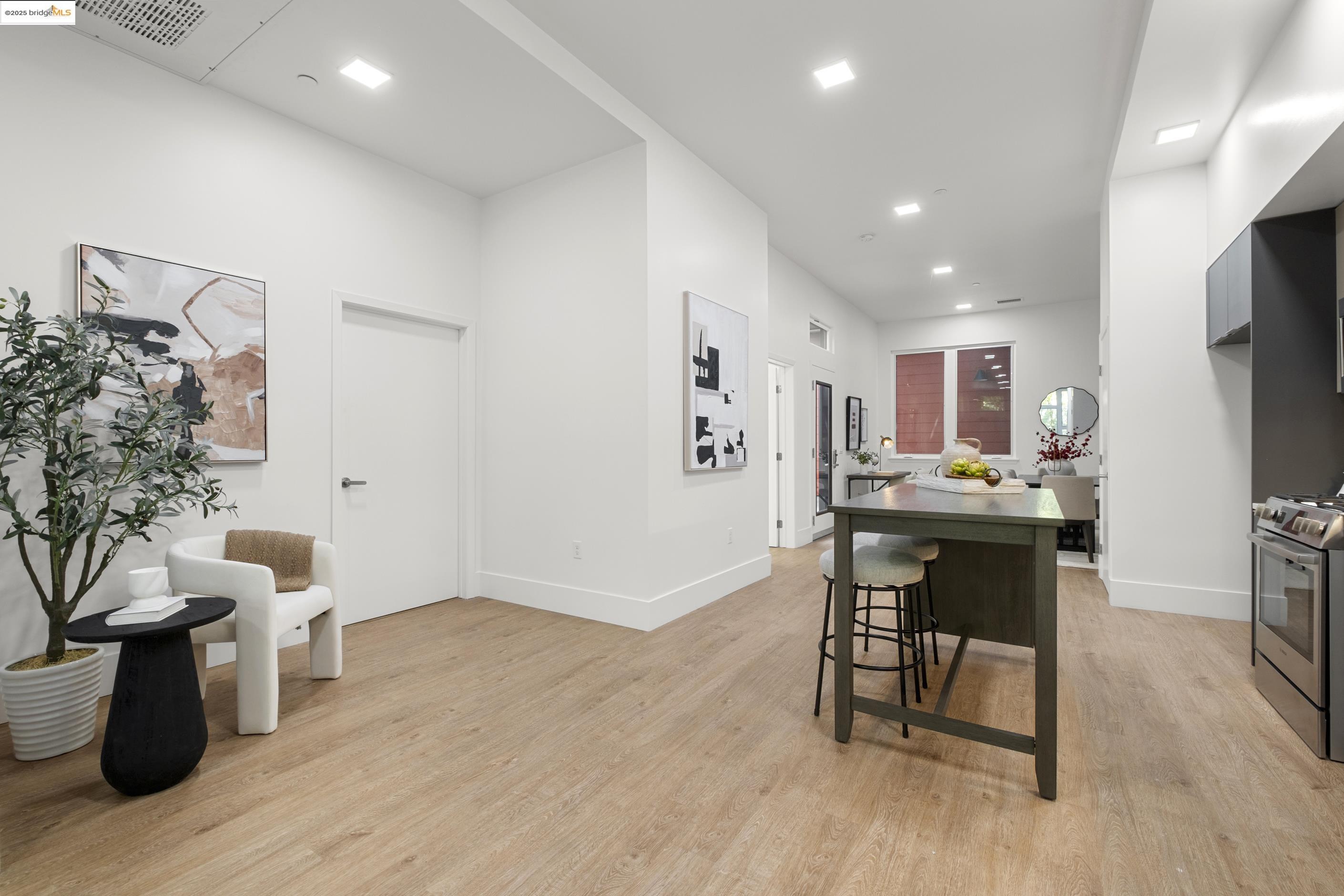Detail Gallery Image 10 of 25 For 1545 32nd Street #104,  Oakland,  CA 94608 - 2 Beds | 2 Baths