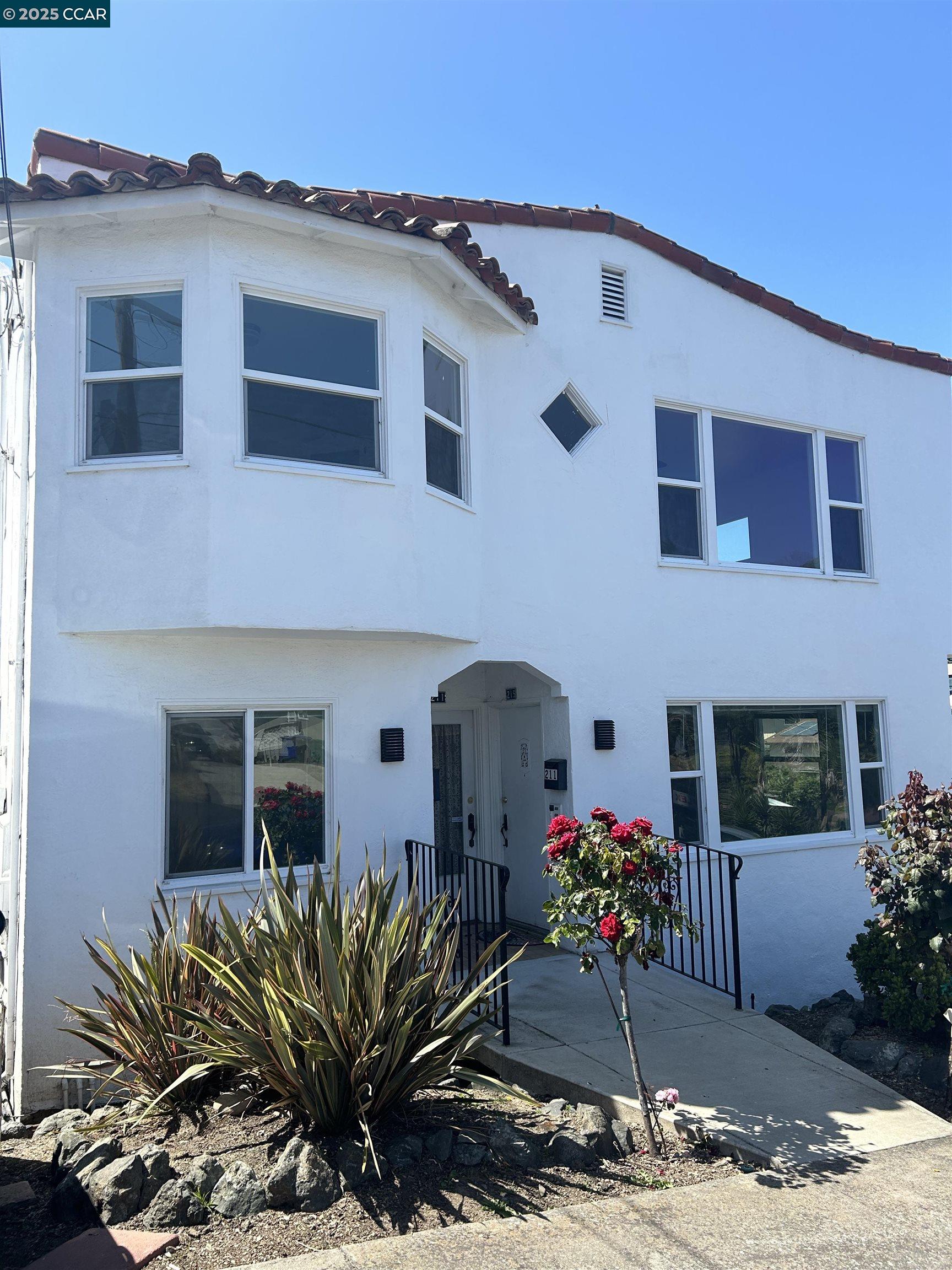 Detail Gallery Image 1 of 12 For 211 2nd Street #TOP FLOOR,  Rodeo,  CA 94572 - 2 Beds | 1 Baths