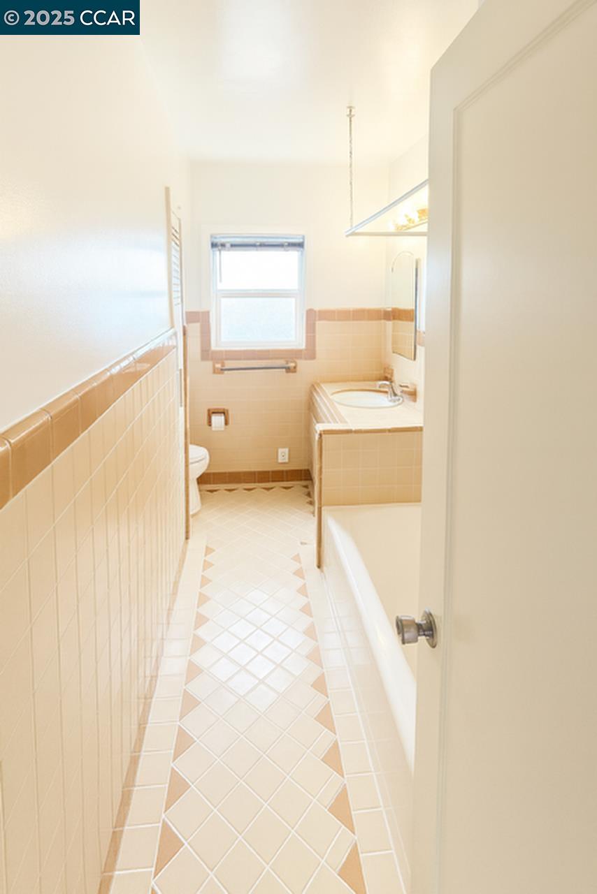 Detail Gallery Image 11 of 12 For 211 2nd Street #TOP FLOOR,  Rodeo,  CA 94572 - 2 Beds | 1 Baths