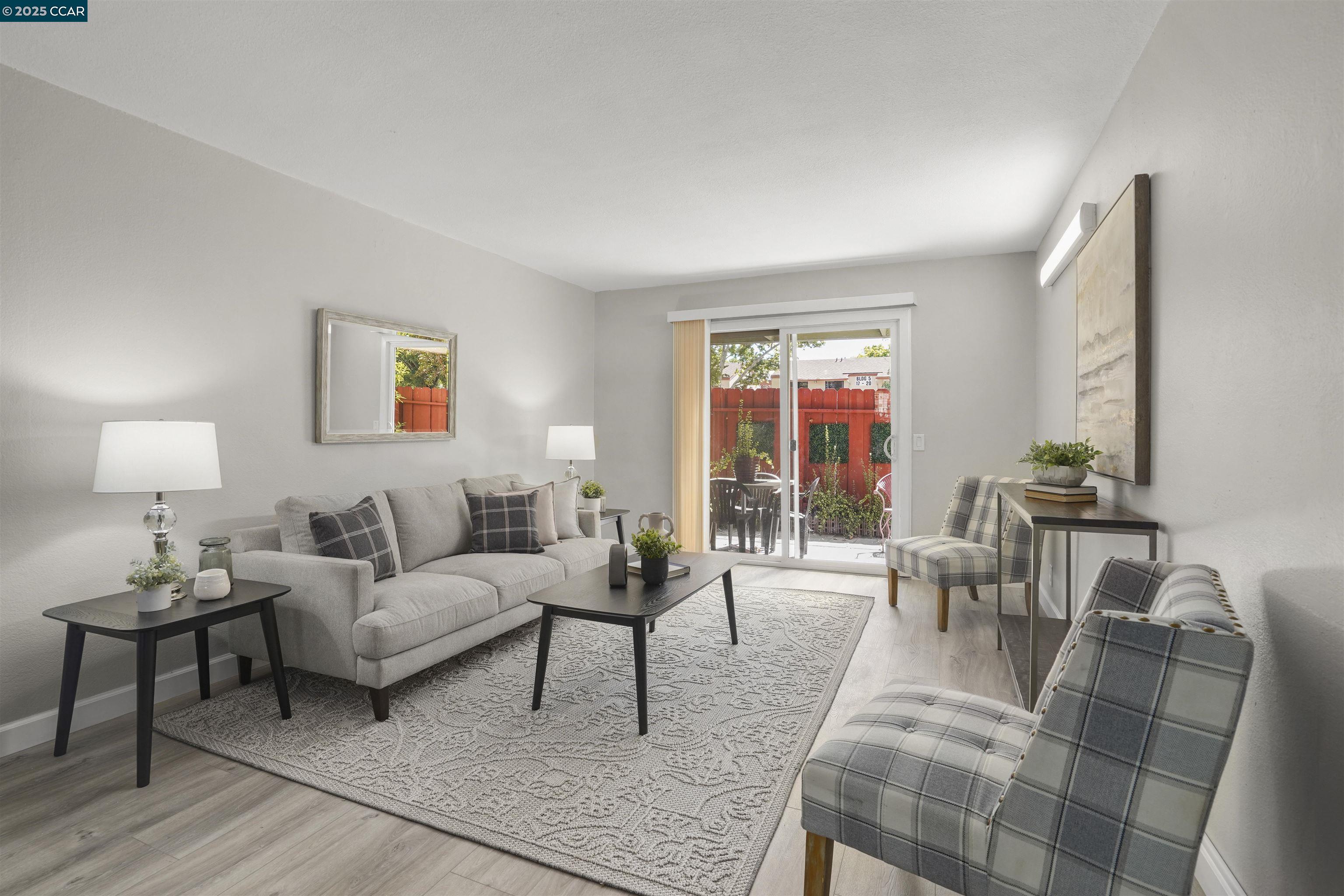 Photo #4: 41112015 Listing 