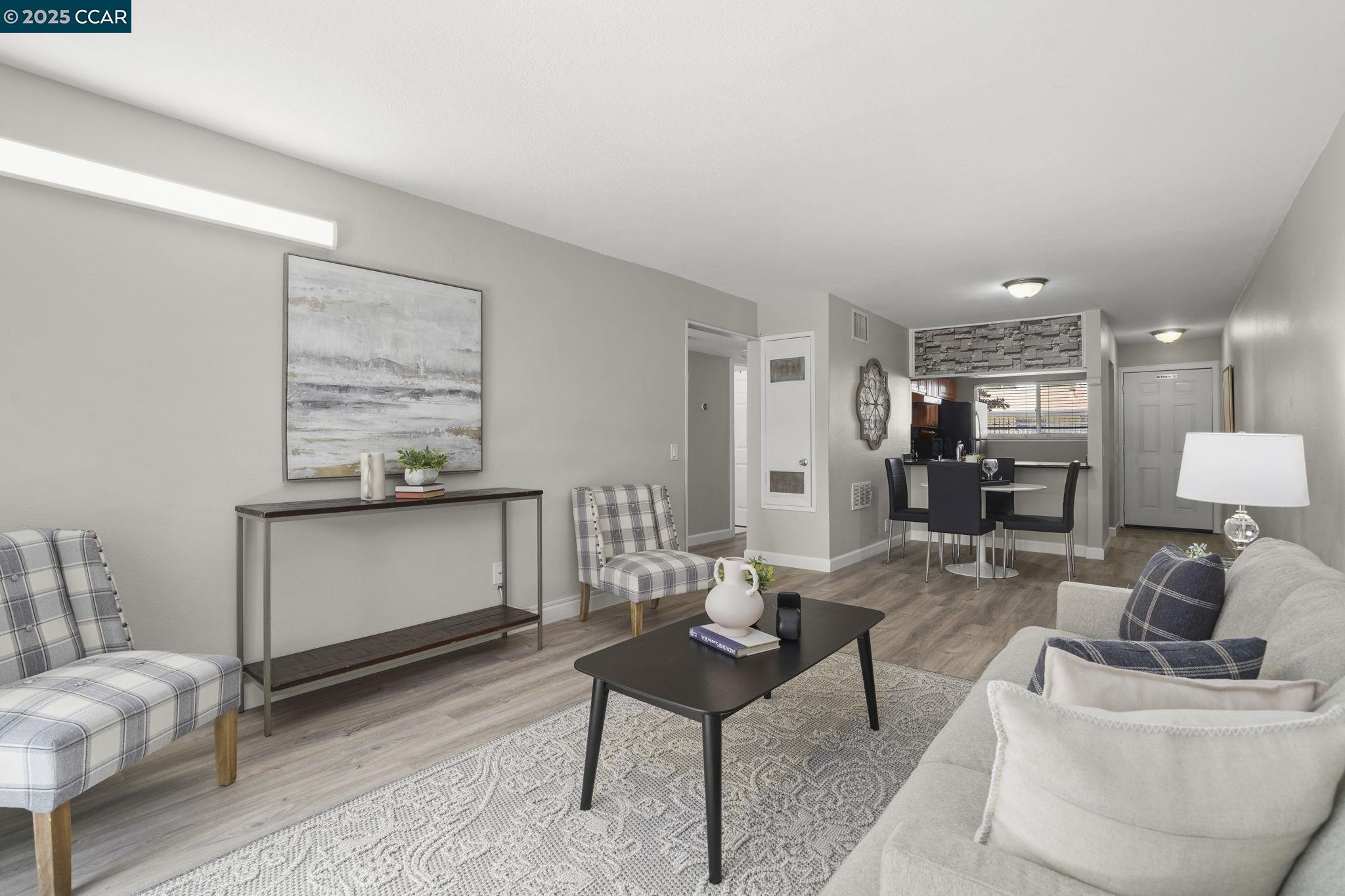 Photo #5: 41112015 Listing 