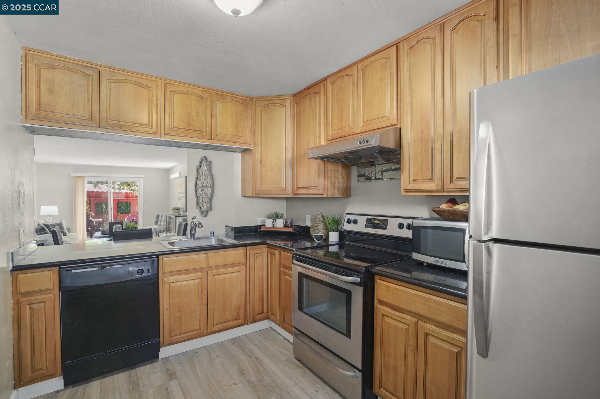 Photo #6: 41112015 Listing: Photo #6