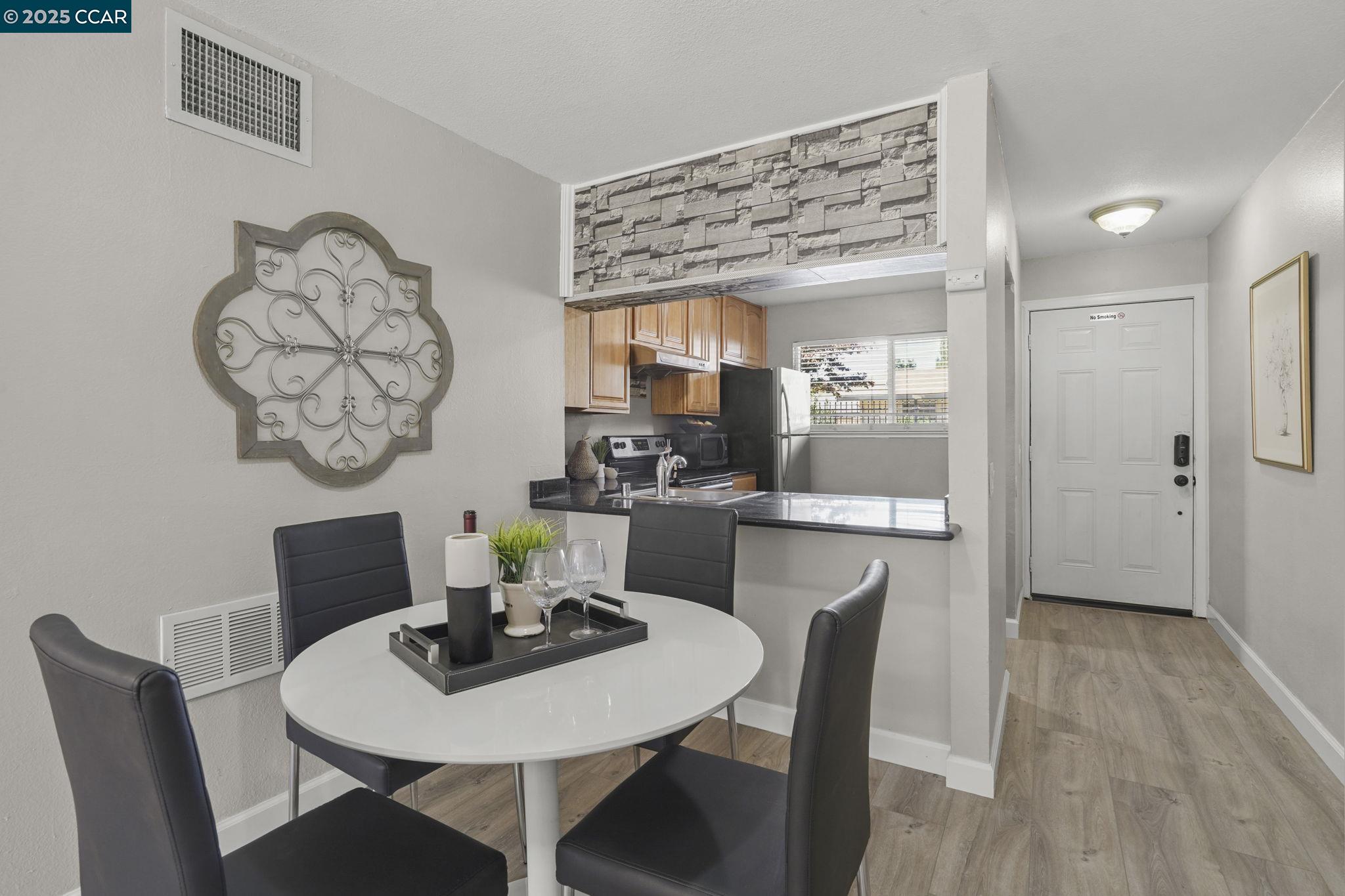 Photo #6: 41112015 Listing 