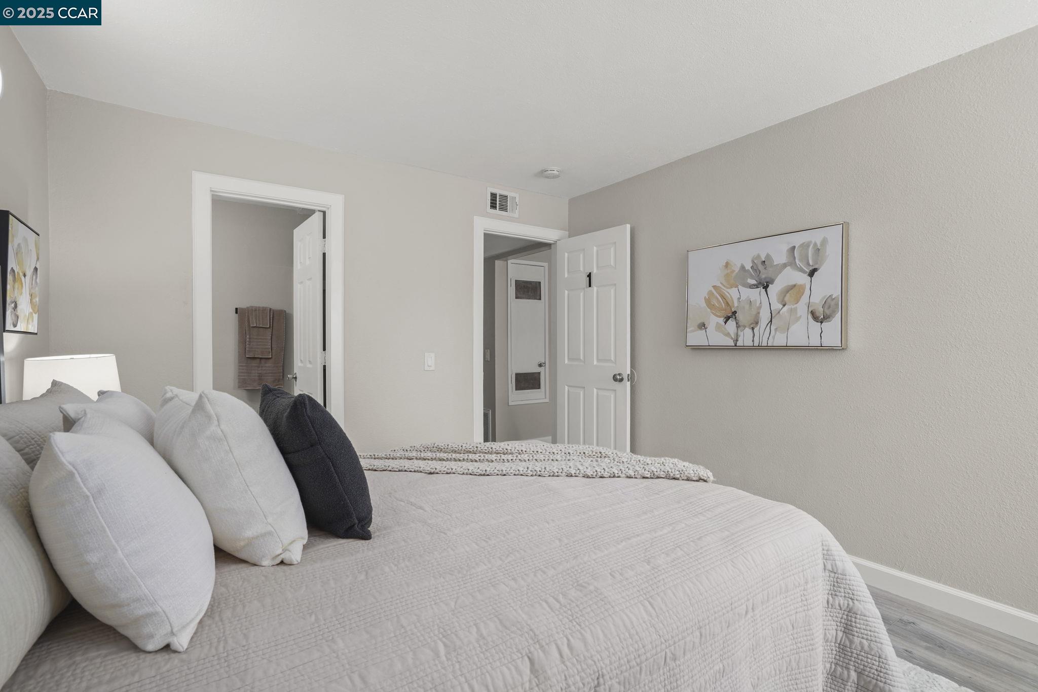 Photo #8: 41112015 Listing: Photo #8
