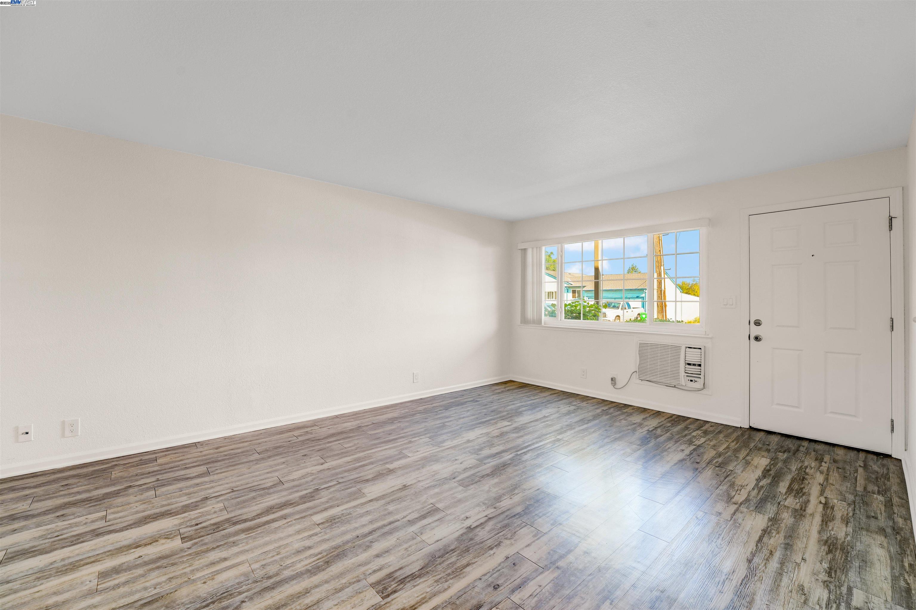 Photo #5: 41112017 Listing 