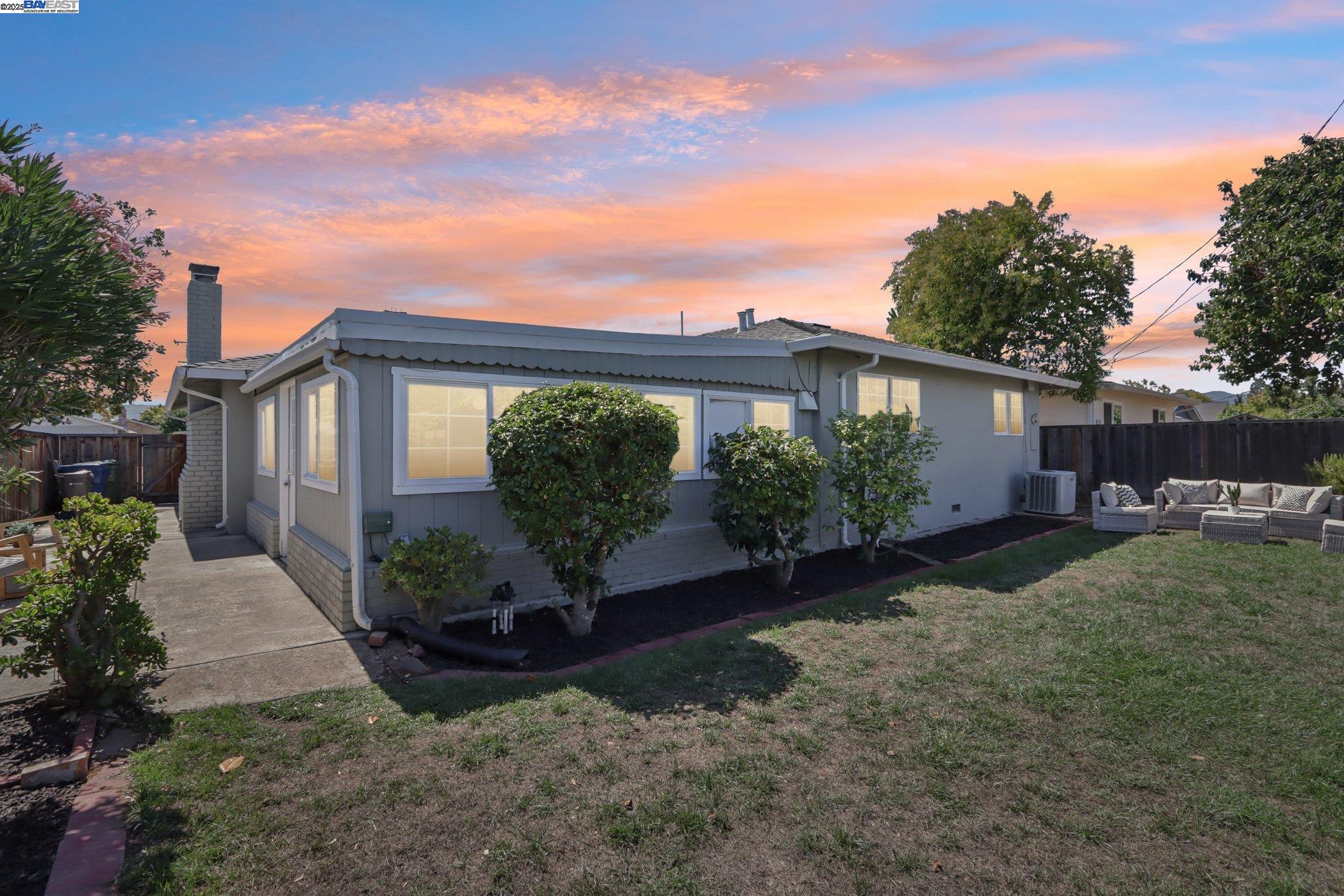 Detail Gallery Image 2 of 55 For 915 Bucknam Ave, Campbell,  CA 95008 - 3 Beds | 2 Baths