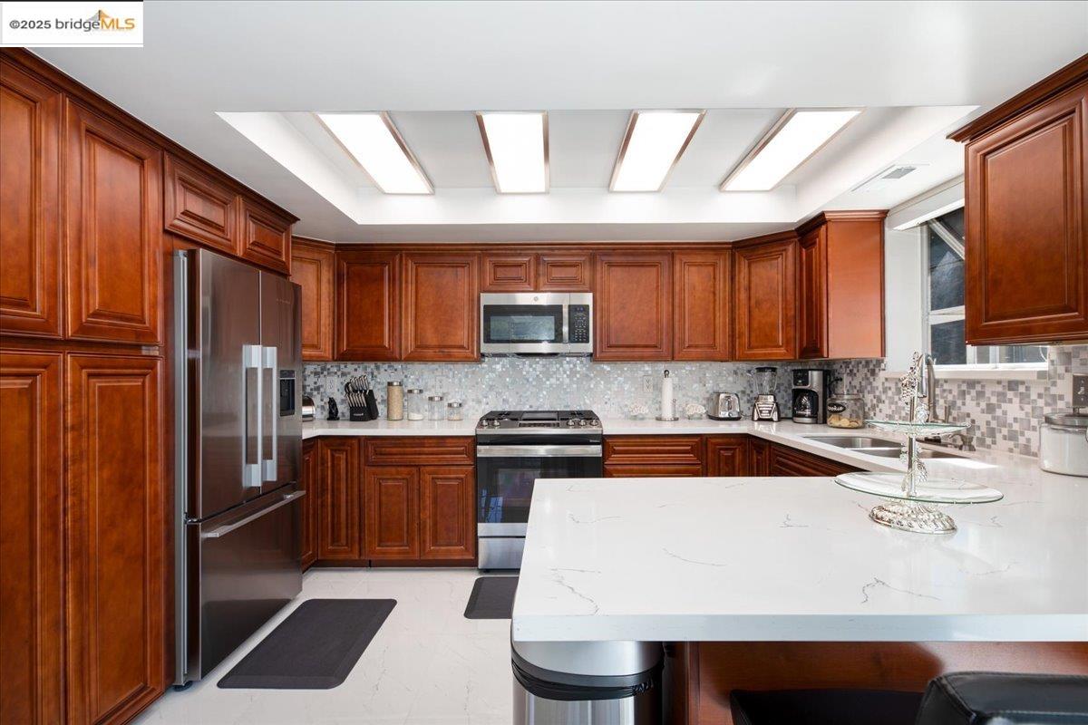 Detail Gallery Image 11 of 31 For 9400 Mountain Blvd, Oakland,  CA 94605 - 5 Beds | 3 Baths