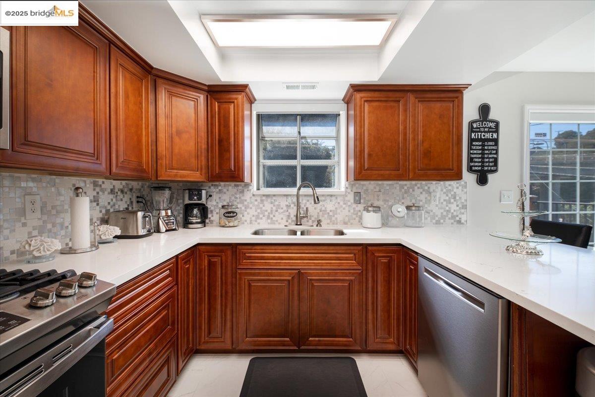 Detail Gallery Image 13 of 31 For 9400 Mountain Blvd, Oakland,  CA 94605 - 5 Beds | 3 Baths