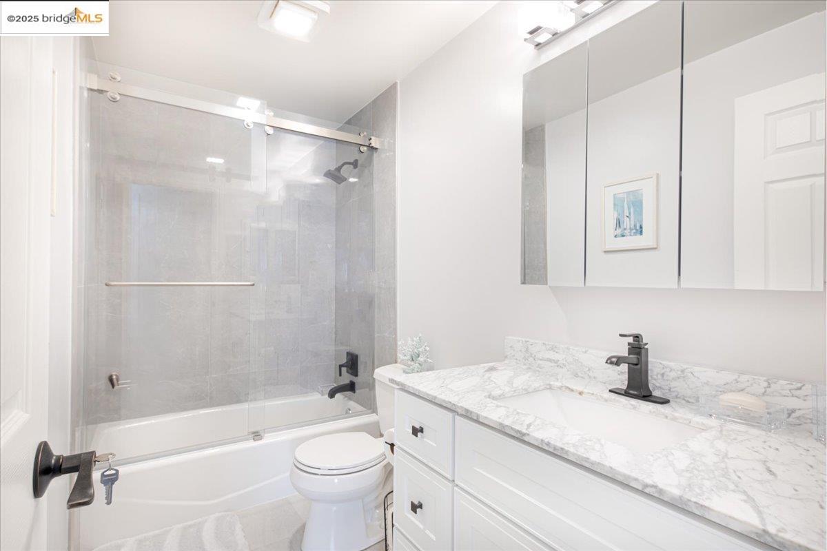 Detail Gallery Image 15 of 31 For 9400 Mountain Blvd, Oakland,  CA 94605 - 5 Beds | 3 Baths