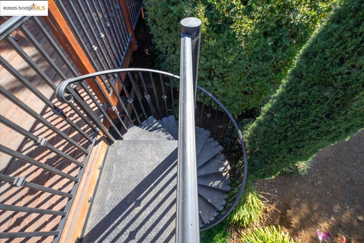 Detail Gallery Image 30 of 31 For 9400 Mountain Blvd, Oakland,  CA 94605 - 5 Beds | 3 Baths